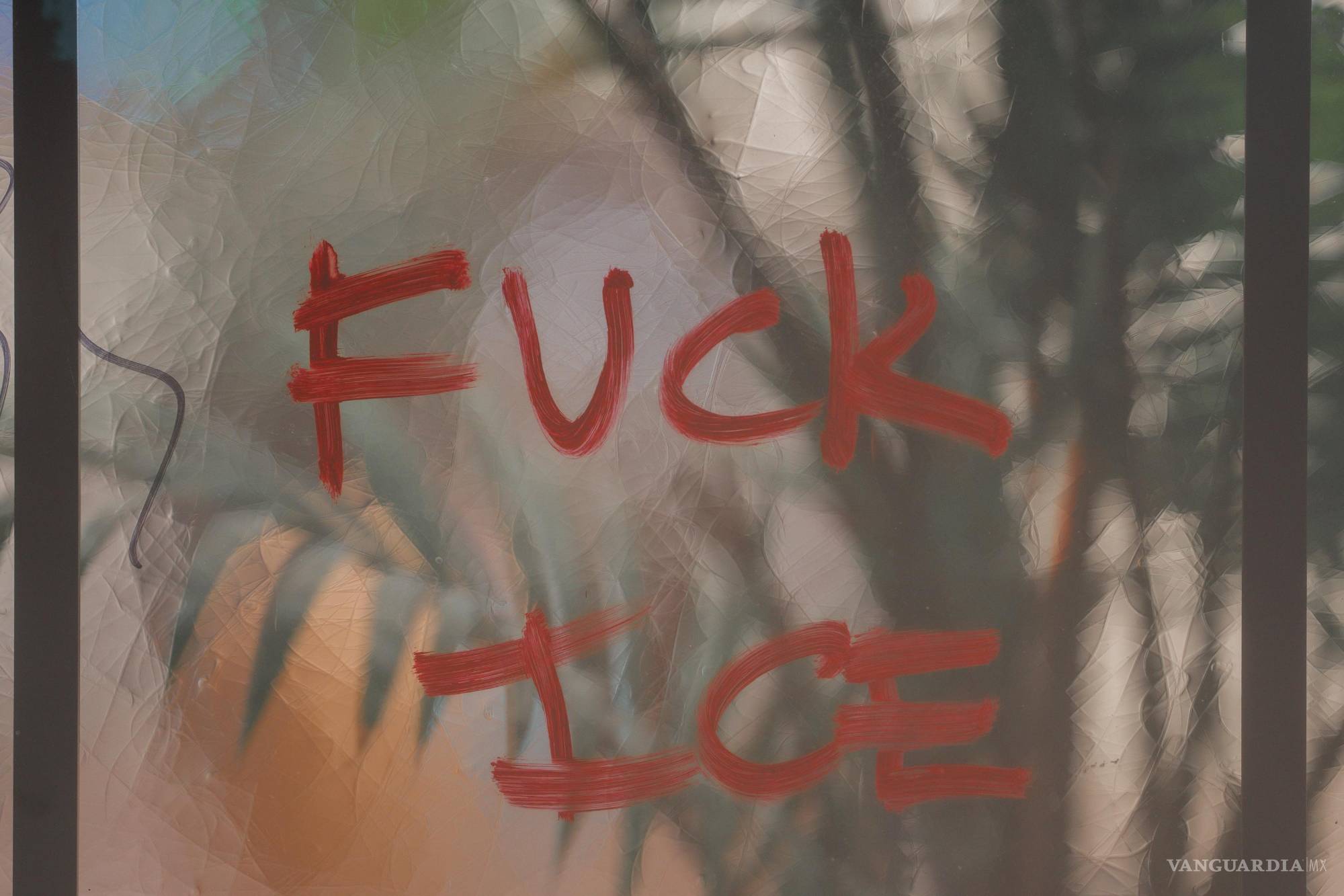 $!Un grafitiscontra ICE durante una protesta dentro de un hotel Hilton que se cree alberga a agentes federales de control de inmigración, en Nueva York, Nueva York.