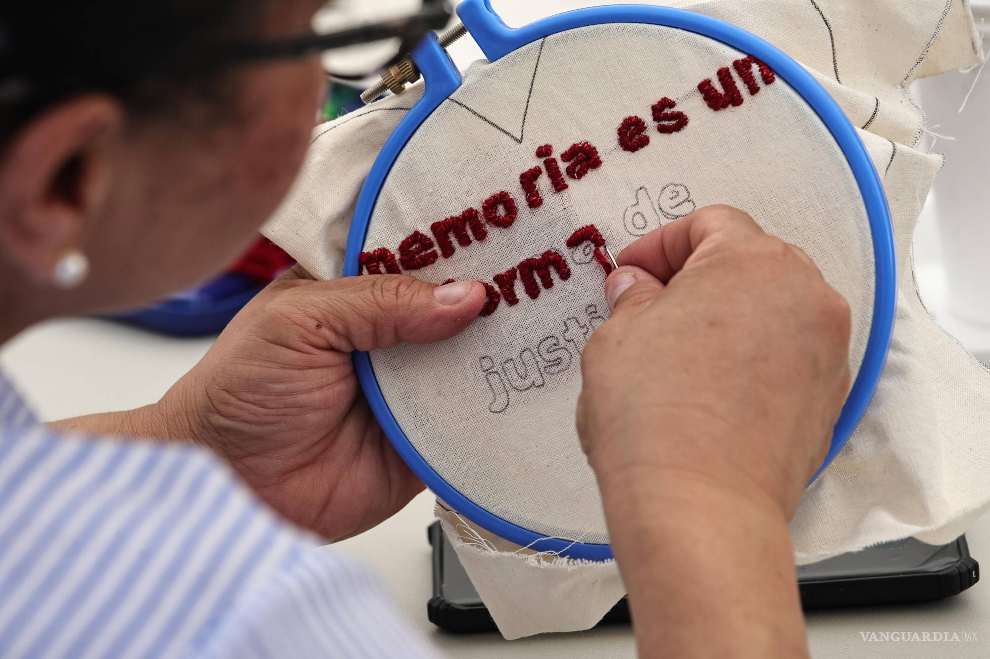 $!Durante la jornada se realizaron actividades como un bordado colectivo y la colocación de fotografías en el Árbol de la Esperanza.