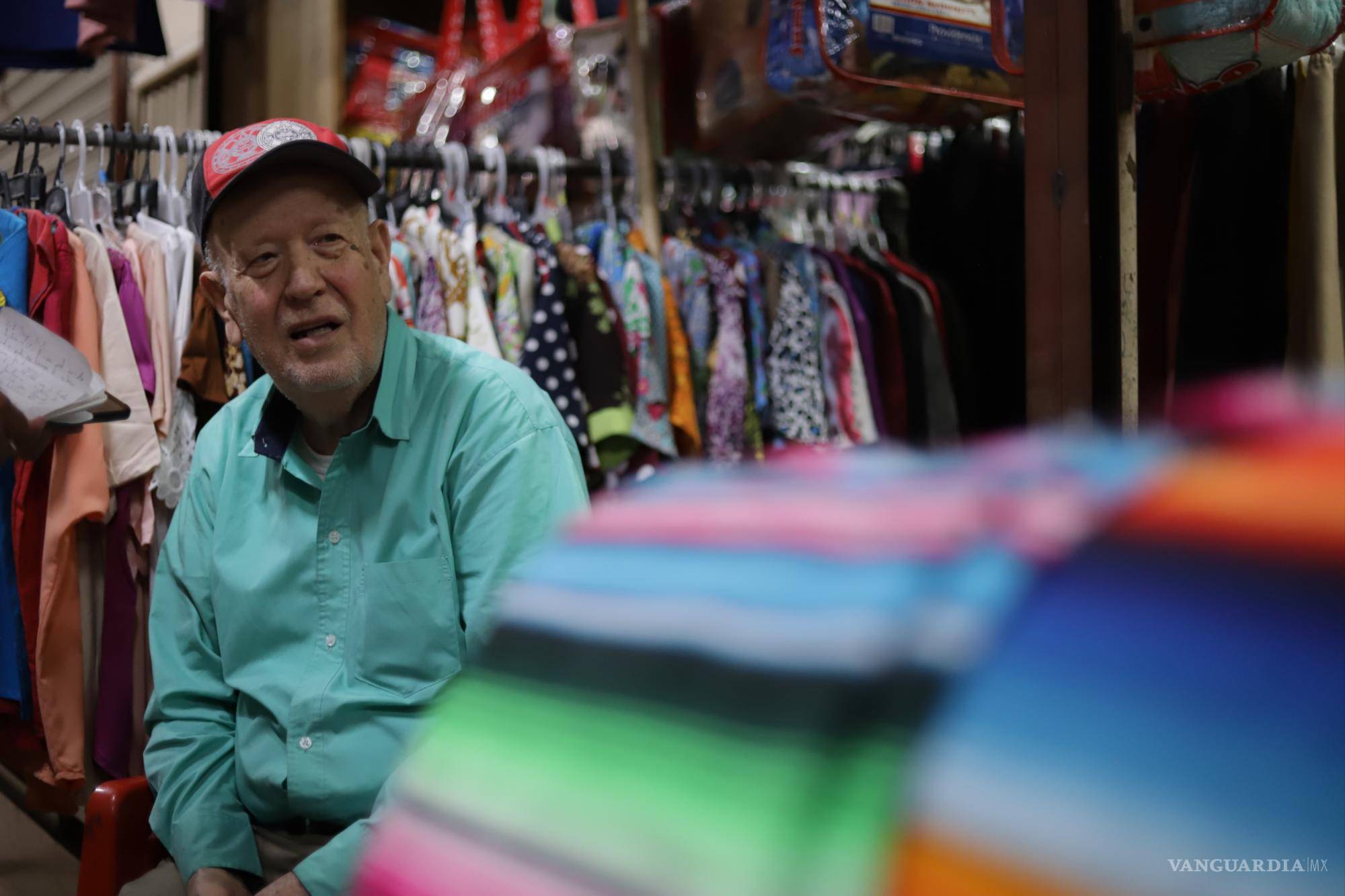 $!Entre pantalones y camisas vaqueras, jorongos, gabanes, cobijas y el tradicional sarape de Saltillo, se toma unos cuantos minutos para compartir su vida, siempre escrita desde ese lugar.