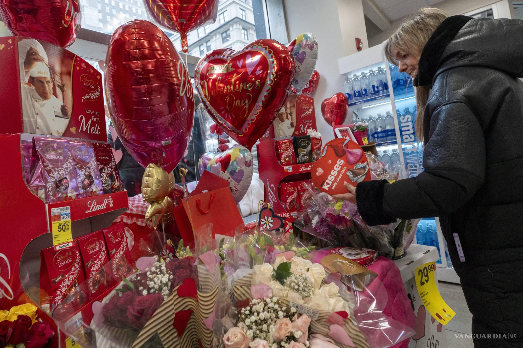 $!Una mujer observa artículos alusivos a San Valentín en Nueva York (Estados Unidos).