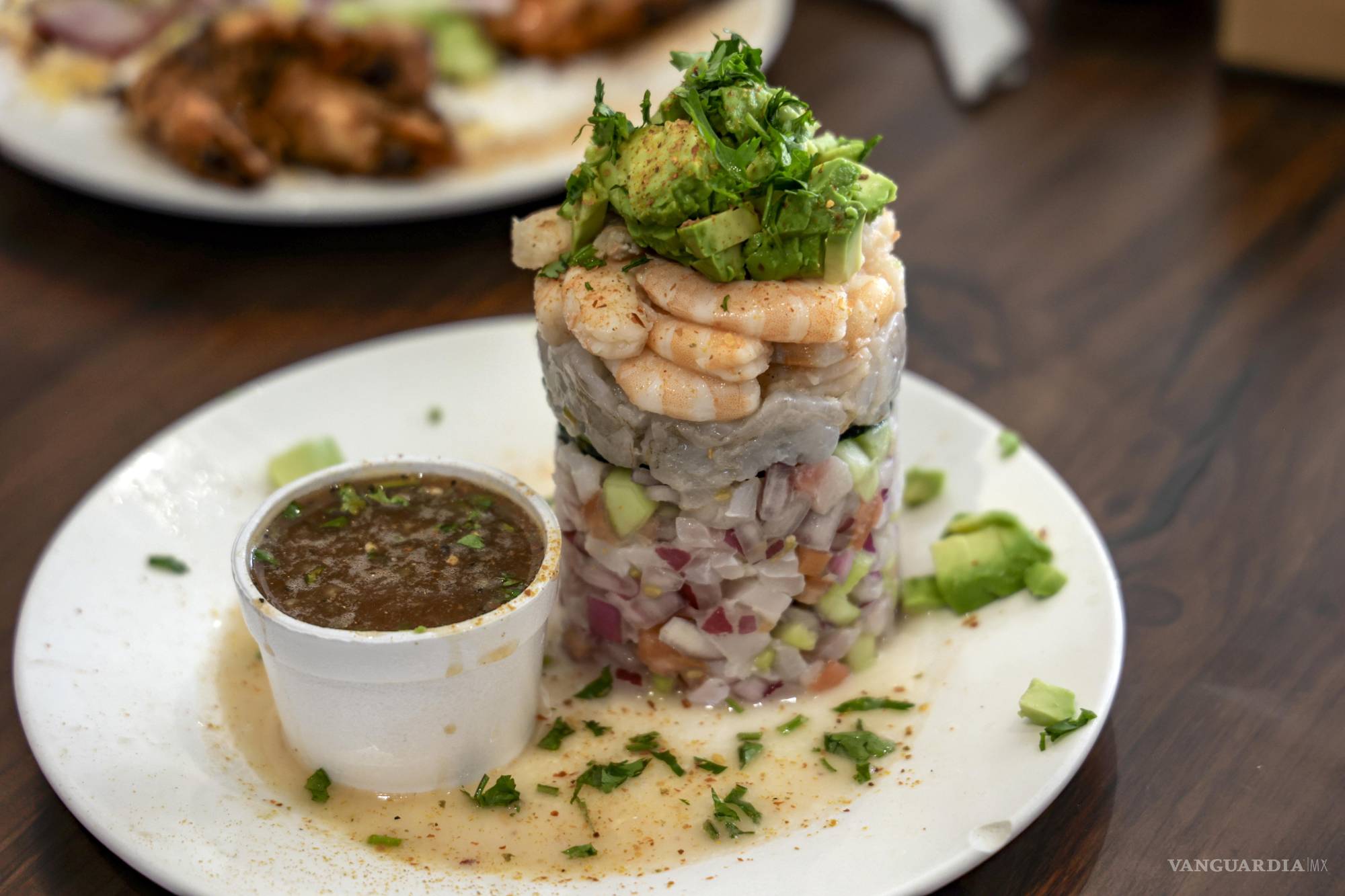 $!Los platillos estrella como tostadas de aguachile, atún y camarones frescos continúan deleitando a los clientes.