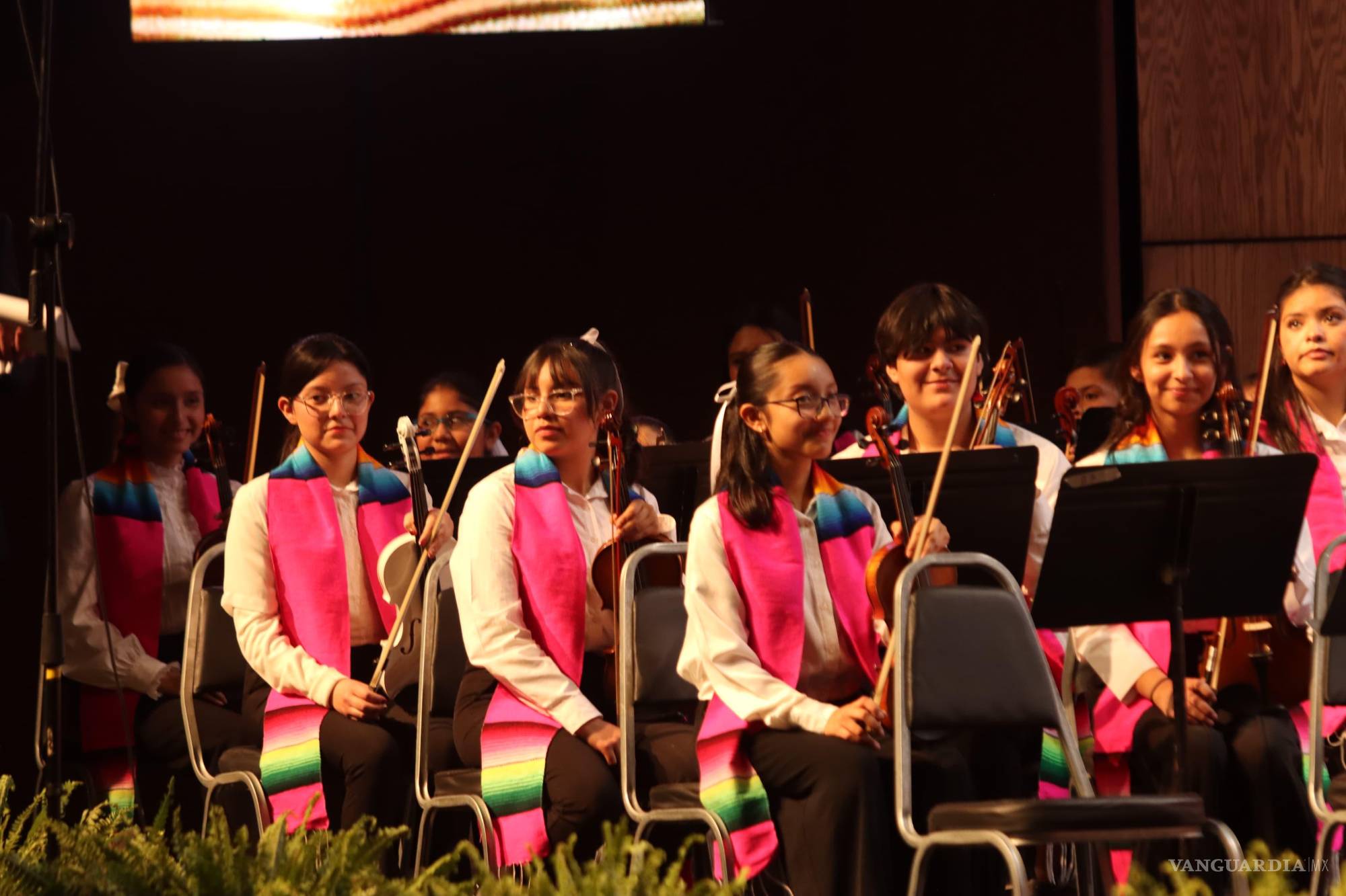 $!Debuta la Orquesta y Coro Esperanza Azteca DIF Coahuila con teatro lleno y ovación de pie