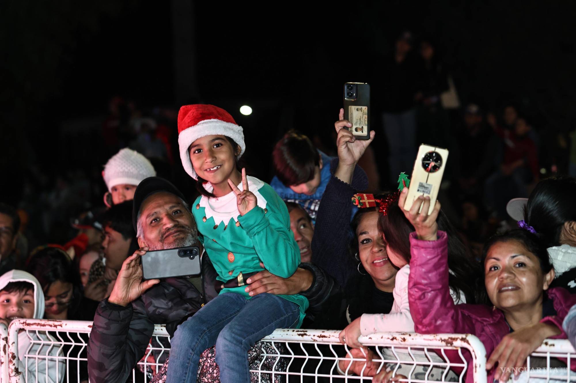 $!Familias completas acudieron al desfile para convivir y disfrutar del ambiente festivo que marcó el inicio de las celebraciones decembrinas en Saltillo.