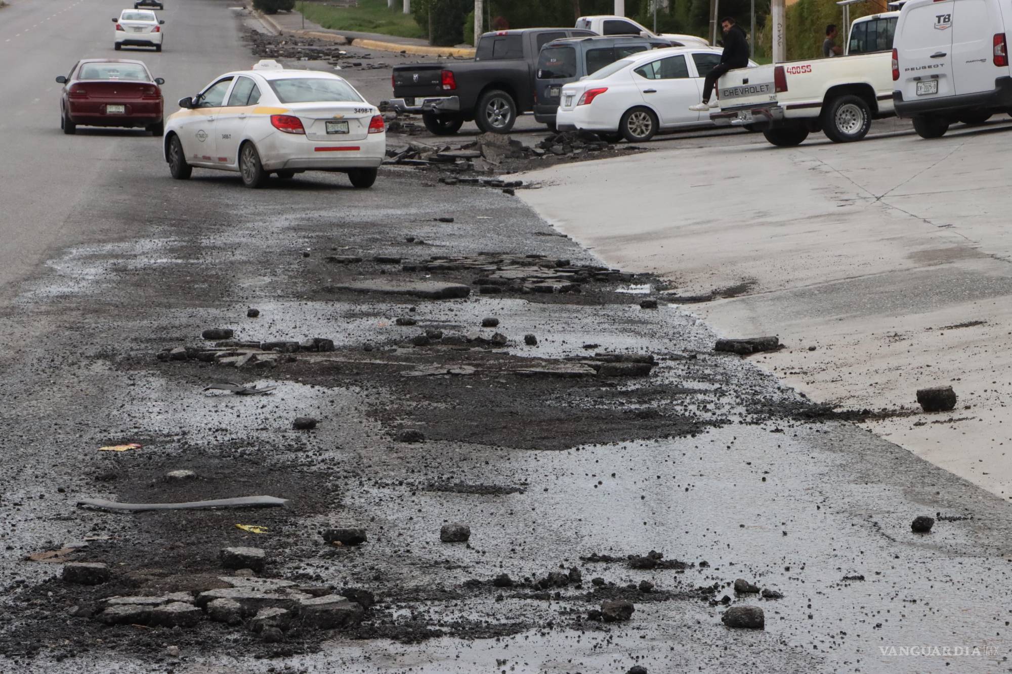 $!Restos de escombro llegaron hasta el bulevar Antonio Cárdenas tras la tormenta.