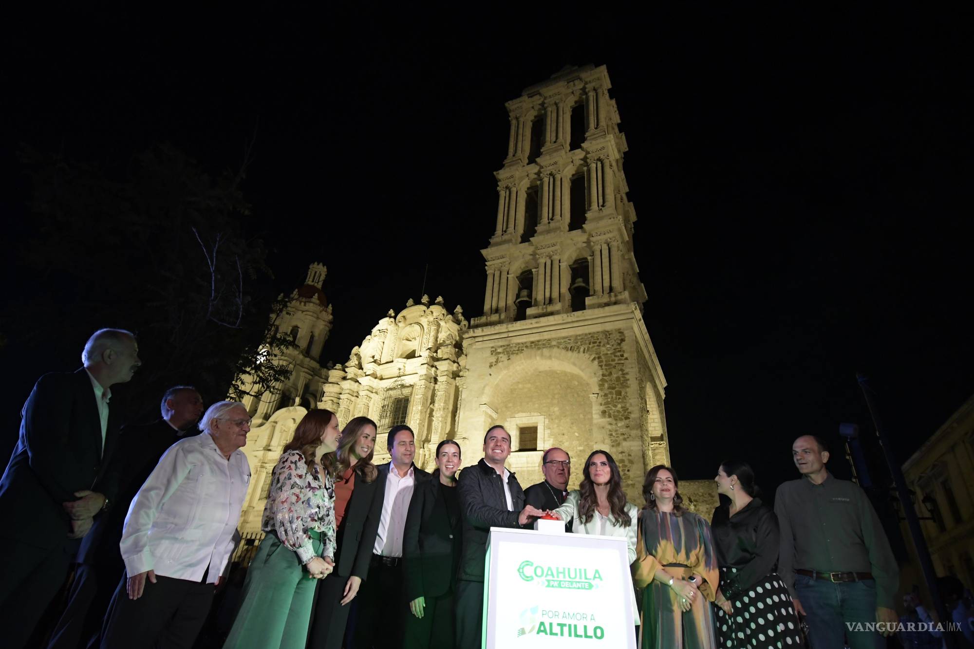 $!Autoridades, empresarios y el obispo de la ciudad participaron en este evento.