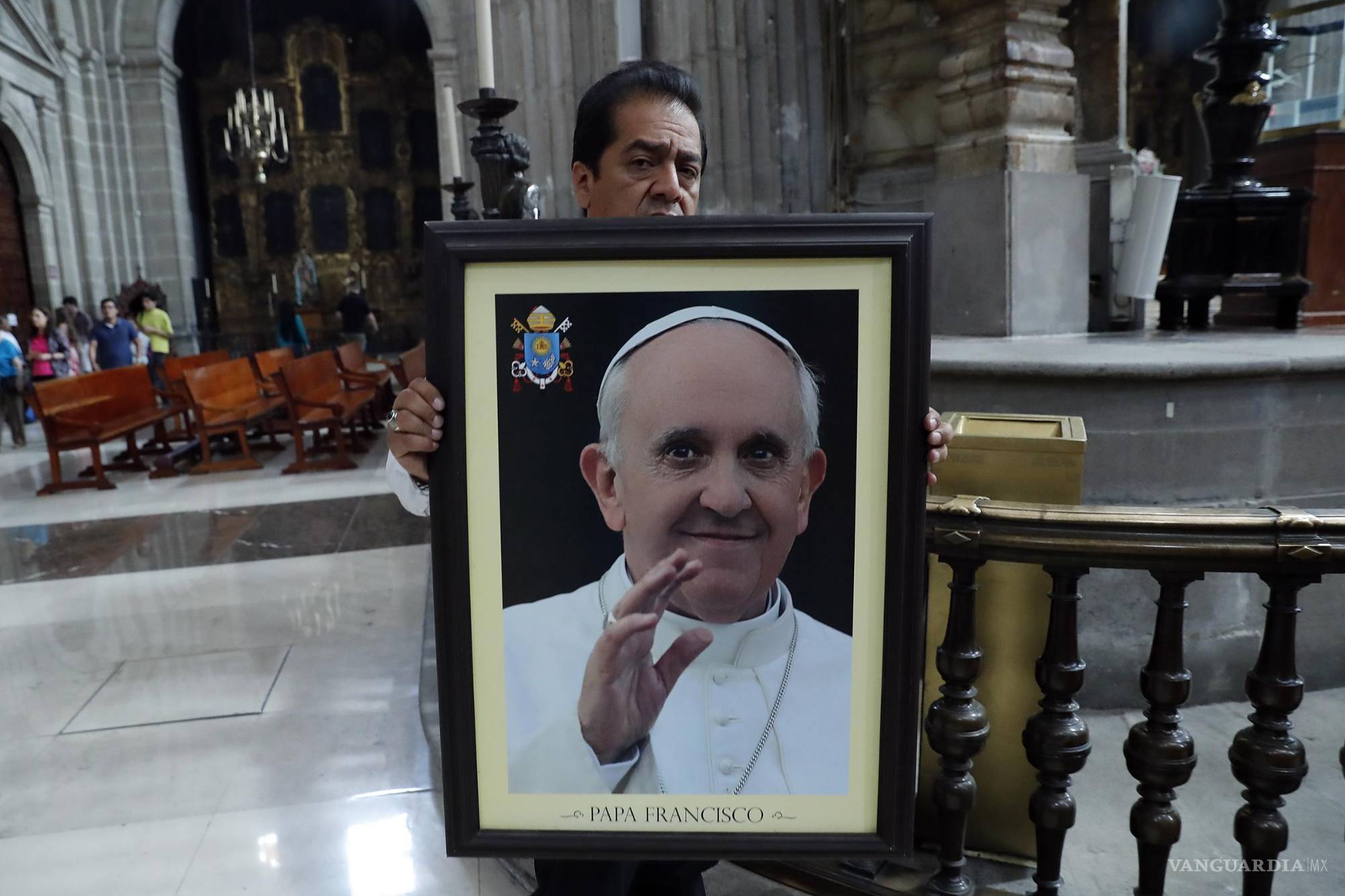 $!El mundo católico se despide de Francisco, un Papa reformador y cercano al pueblo. Su fallecimiento marca el fin de una era de esperanza, inclusión y profunda humanidad en la Iglesia.| Foto: EFE