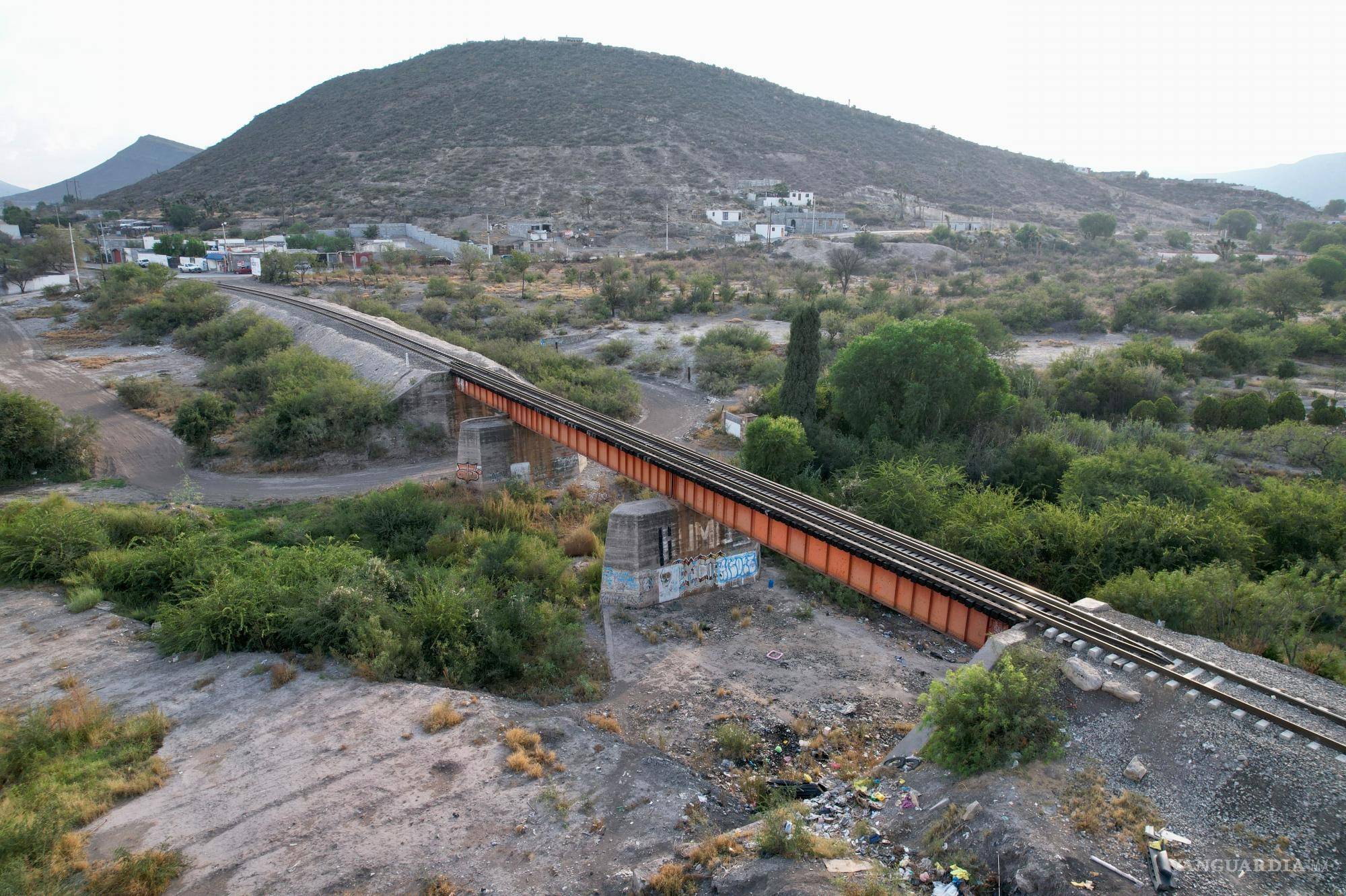 $!La máquina del ferrocarril permanece estática, como un guardián silencioso del lugar del segundo accidente ferroviario más mortífero en la historia de México.