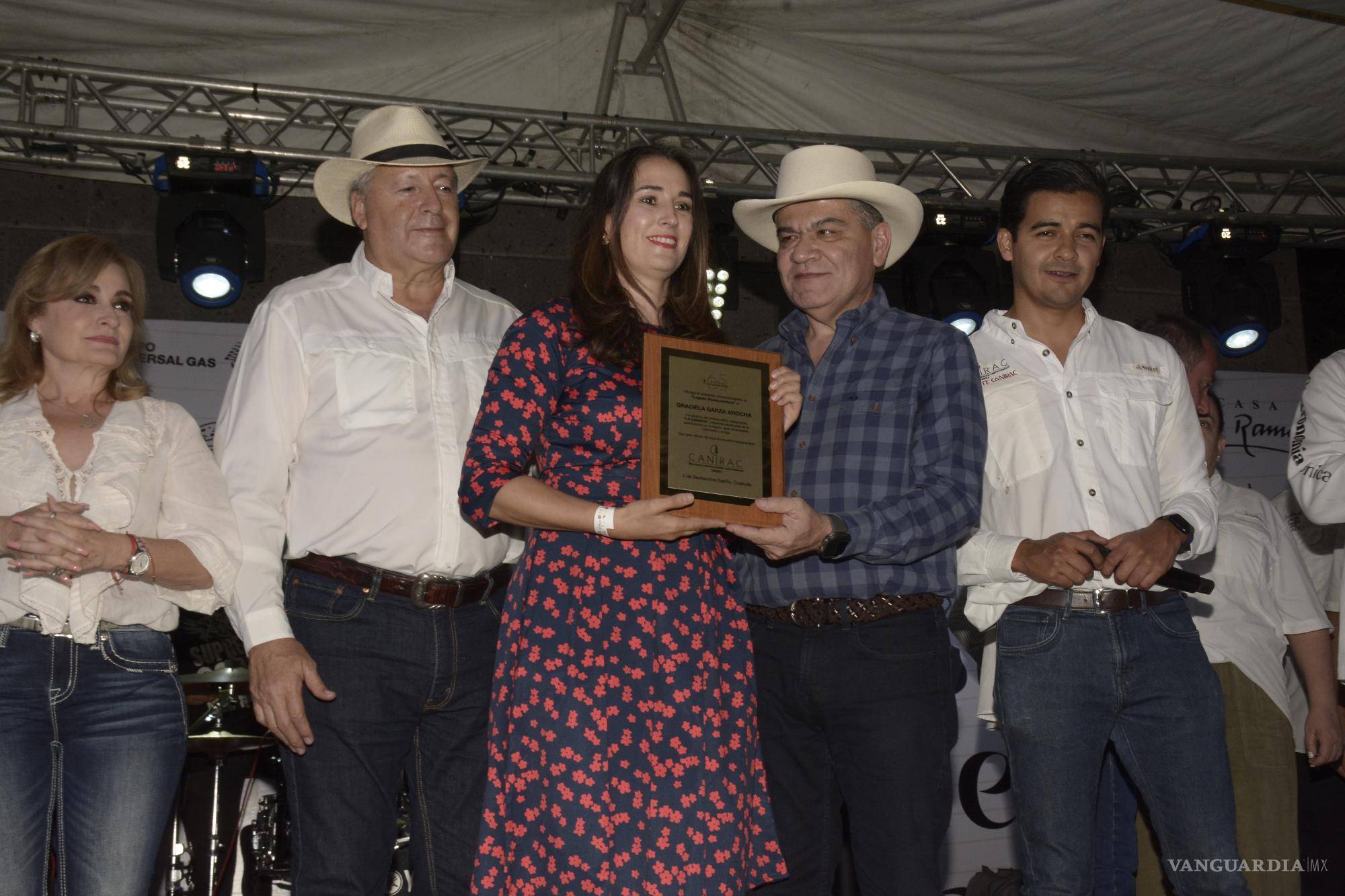 $!Familiares de Graciela Garza Arocha recibieron el reconocimiento.