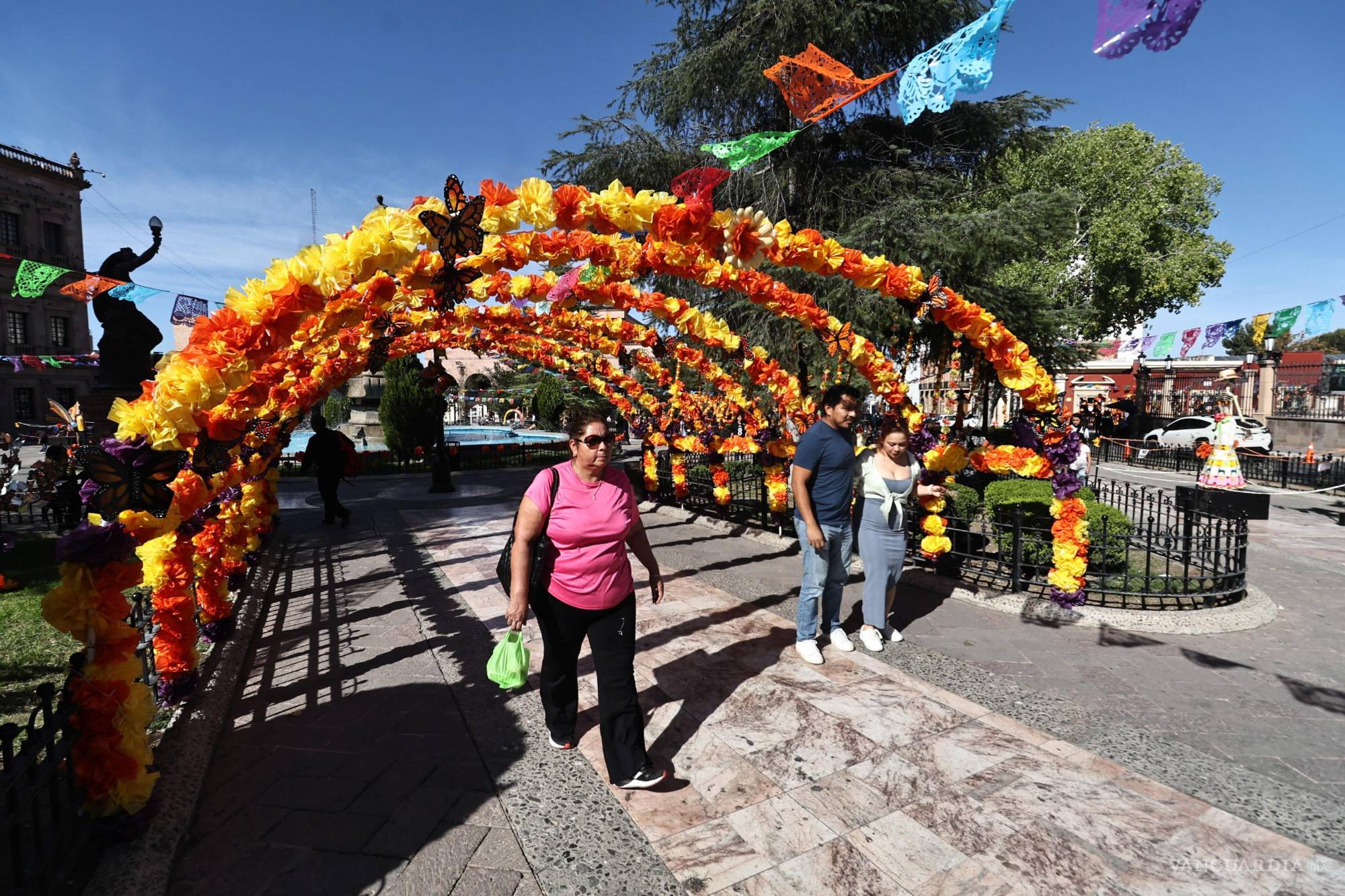 $!La exposición “Paso de la Mariposa Monarca” llena de color y simbolismo las principales plazas del Centro Histórico.