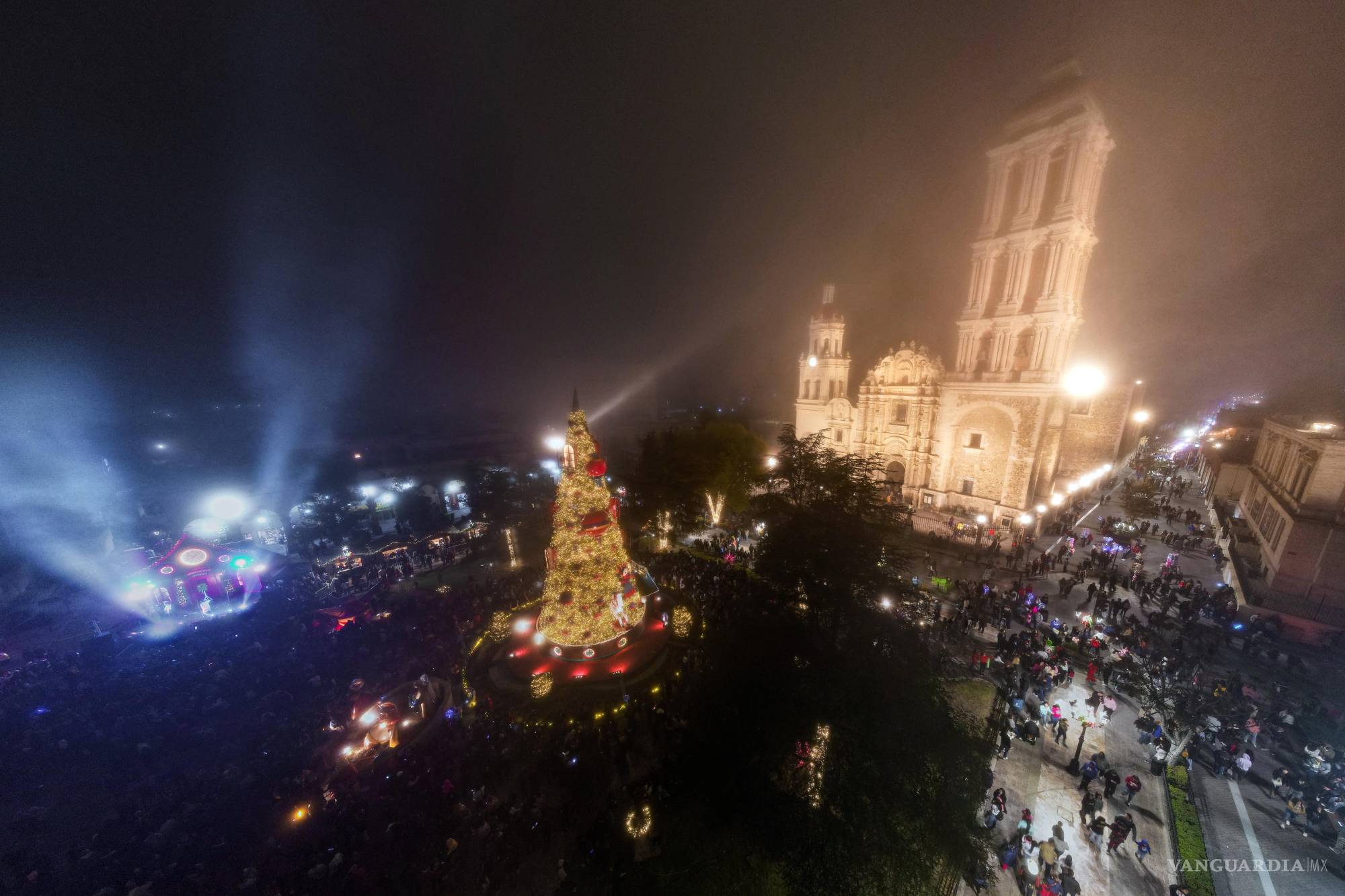 $!Tras la cuenta regresiva, el cielo se iluminó con pirotecnia que acompañó la inauguración del evento.