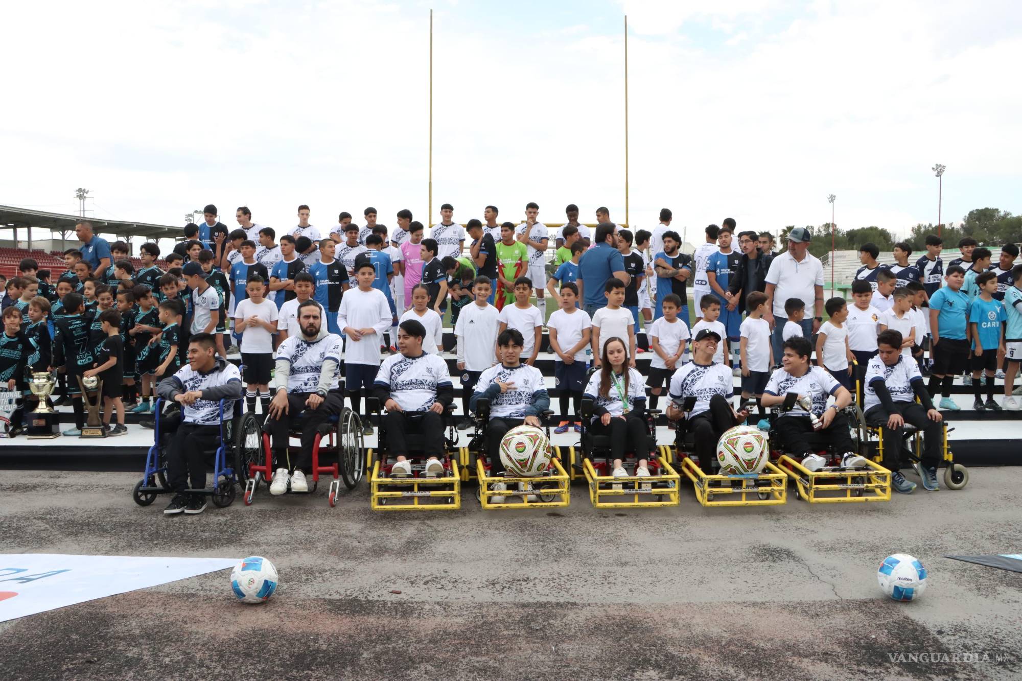 $!Más de cien jugadores de Saltillo Soccer posaron en el Estadio Olímpico para la foto oficial.