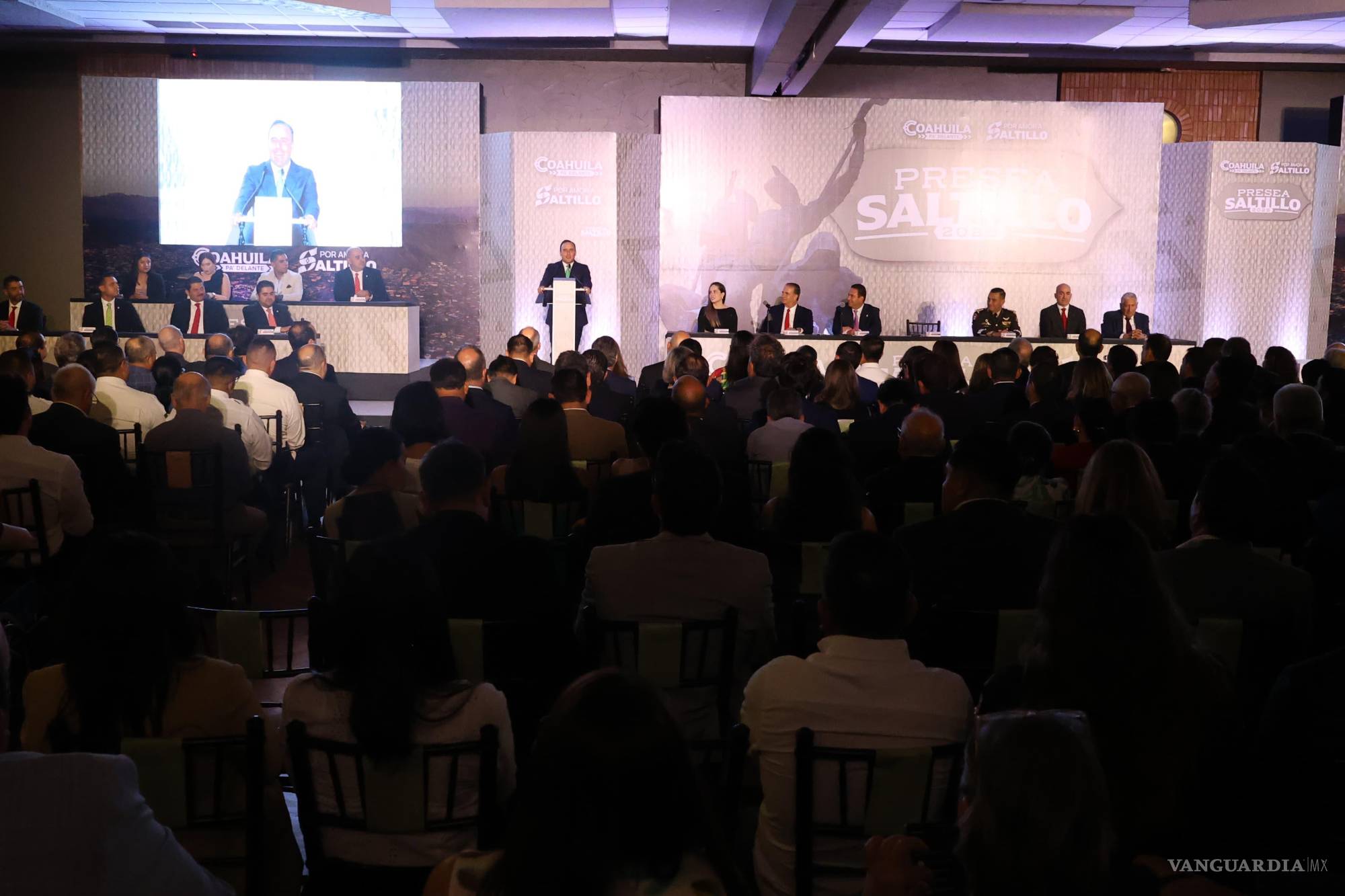 $!El gobernador Manolo Jiménez y el alcalde Javier Díaz González encabezaron la ceremonia de entrega de la Presea Saltillo 2025, en la que reconocieron a ciudadanas y ciudadanos ejemplares por su legado, vocación de servicio y contribución al desarrollo de la capital coahuilense.