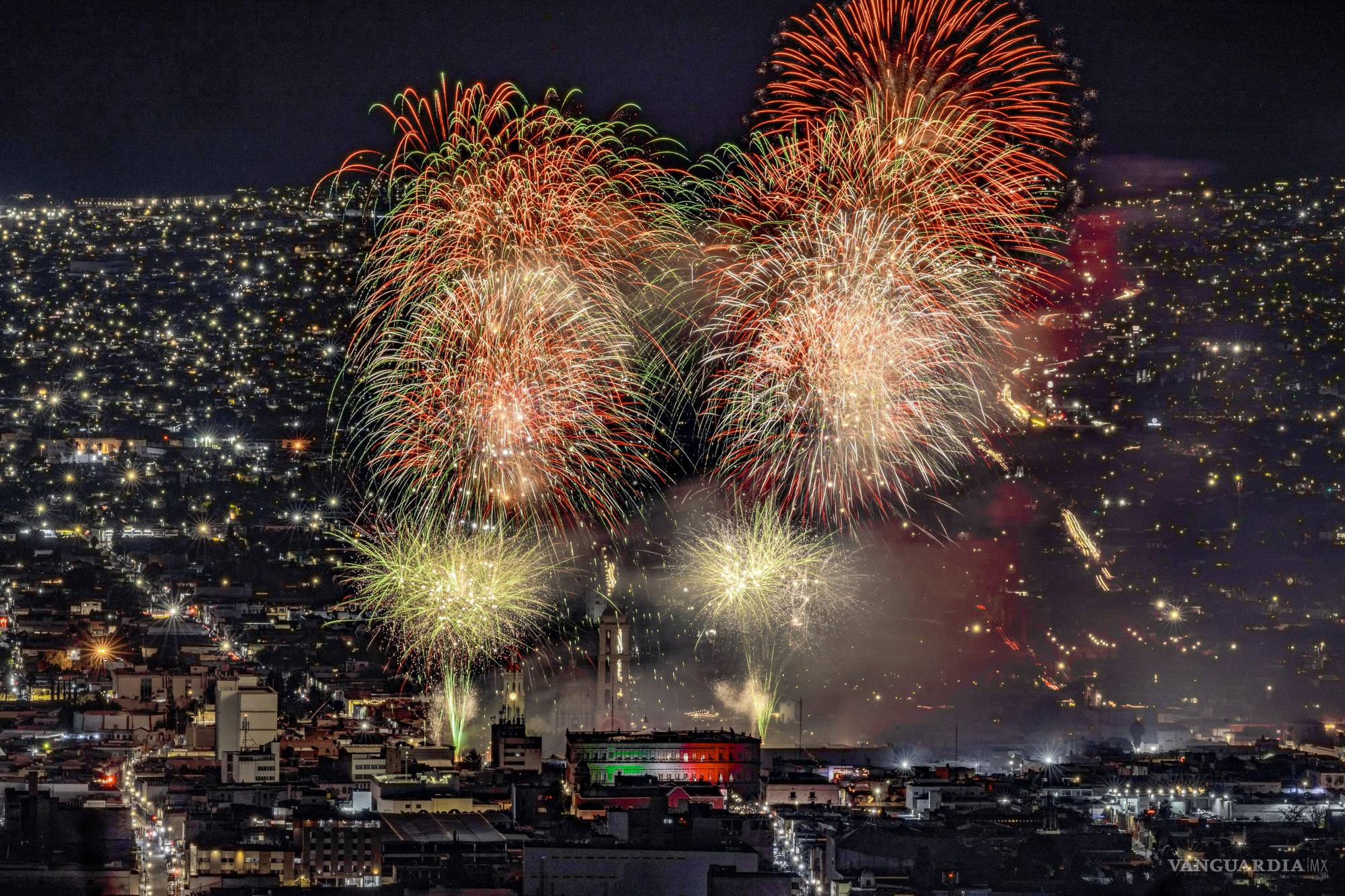 $!Pirotecnia conmemorativa del grito de Independencia, tomada desde la cumbre del Cerro del Pueblo.