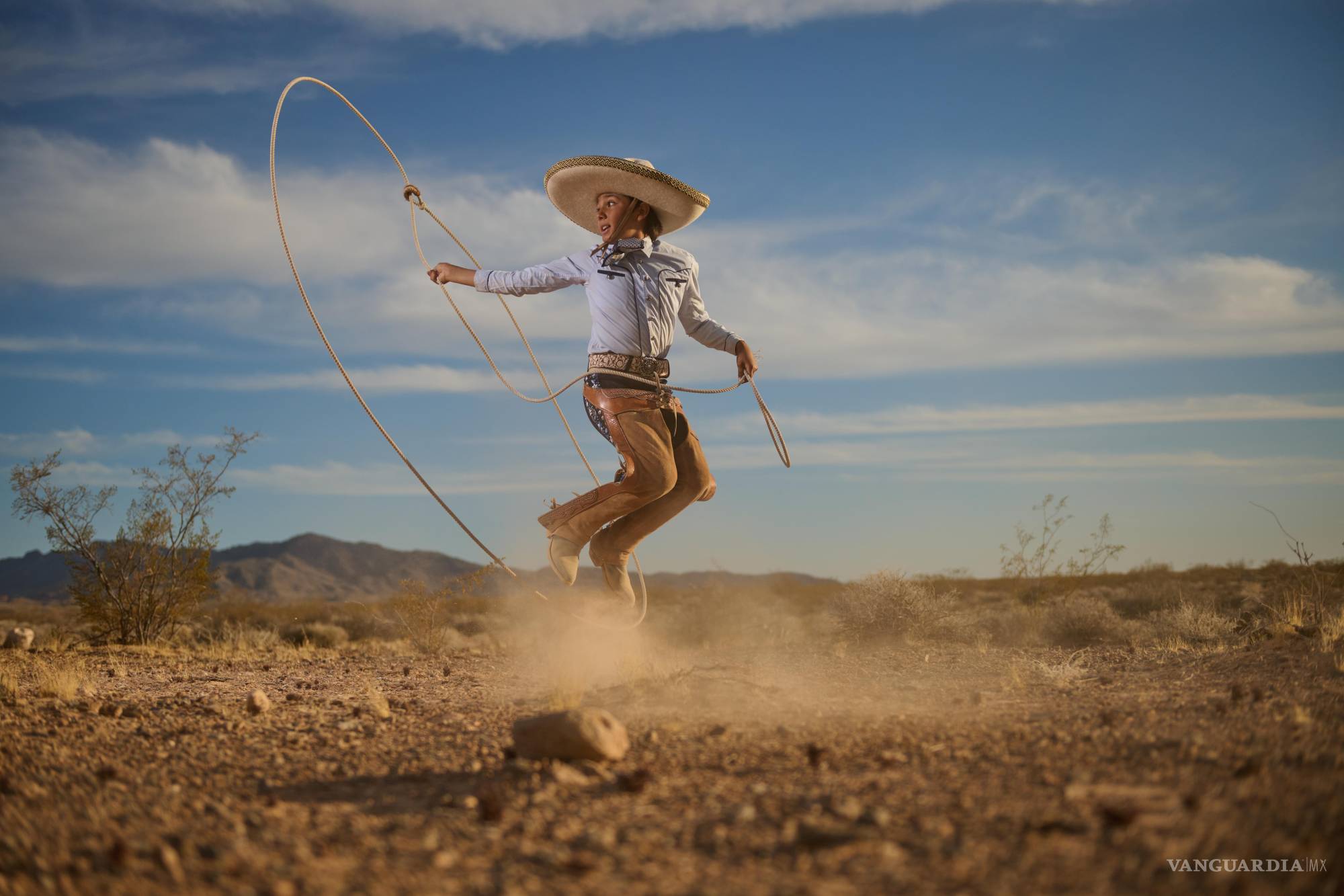 $!Louis Garcilazo, hijo de Tomás, ejecuta con destreza el floreo de reata en el desierto. A sus 11 años ya forma parte del legado familiar que lleva la tradición charra a nuevas generaciones.