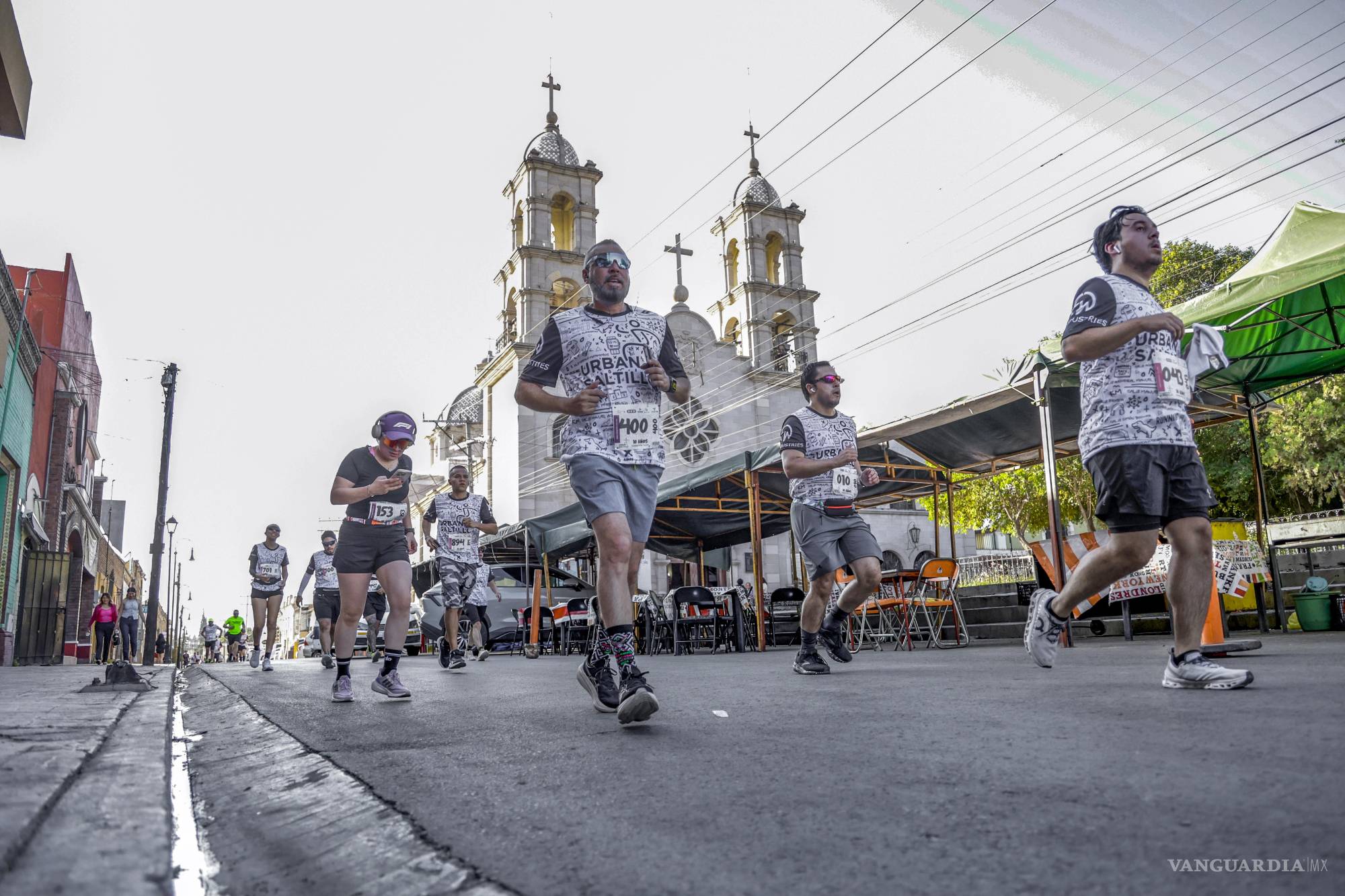 $!Se llevó a cabo la décima edición de la carrera Urban Trail, donde los participantes no solo recorren las calles del centro de la ciudad, sino también edificios emblemáticos como la iglesia del Ojo de Agua.