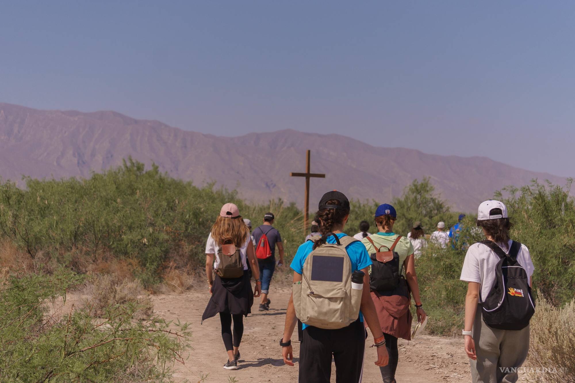 $!El sol se pone sobre el desierto mientras los peregrinos completan la jornada.