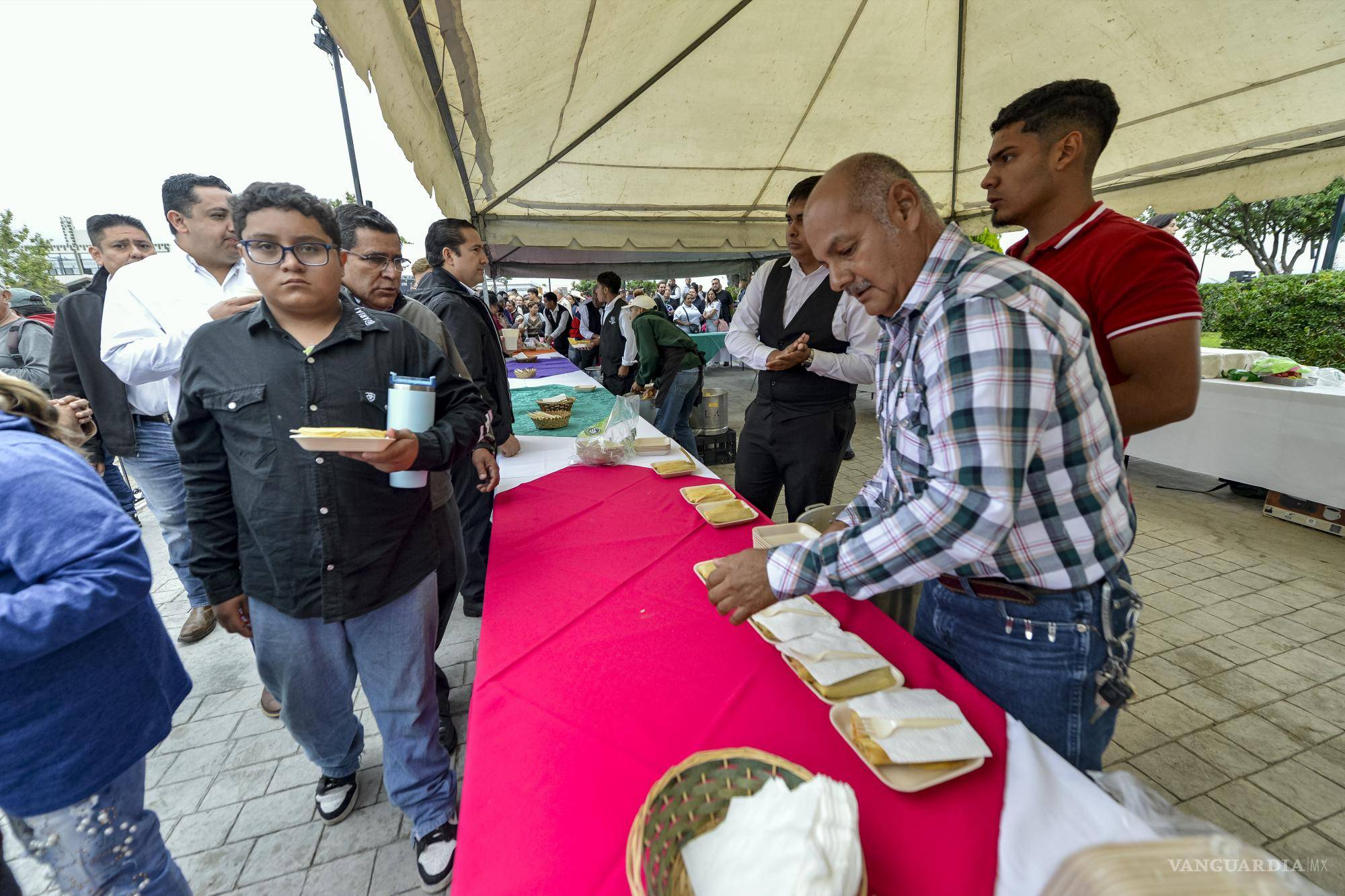 $!Los asistentes degustaron antojitos mexicanos.