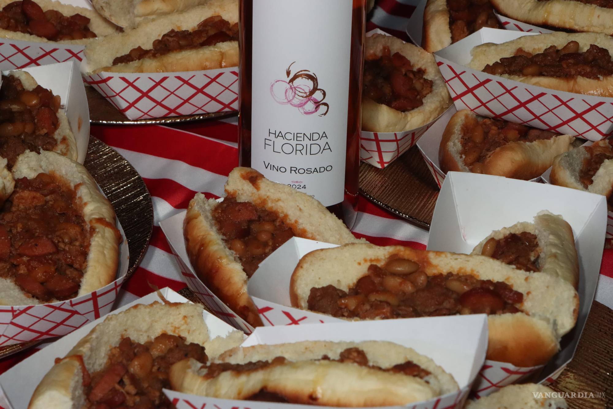 $!Los asistentes pudieron degustar de comida texana a la velada de este jueves.