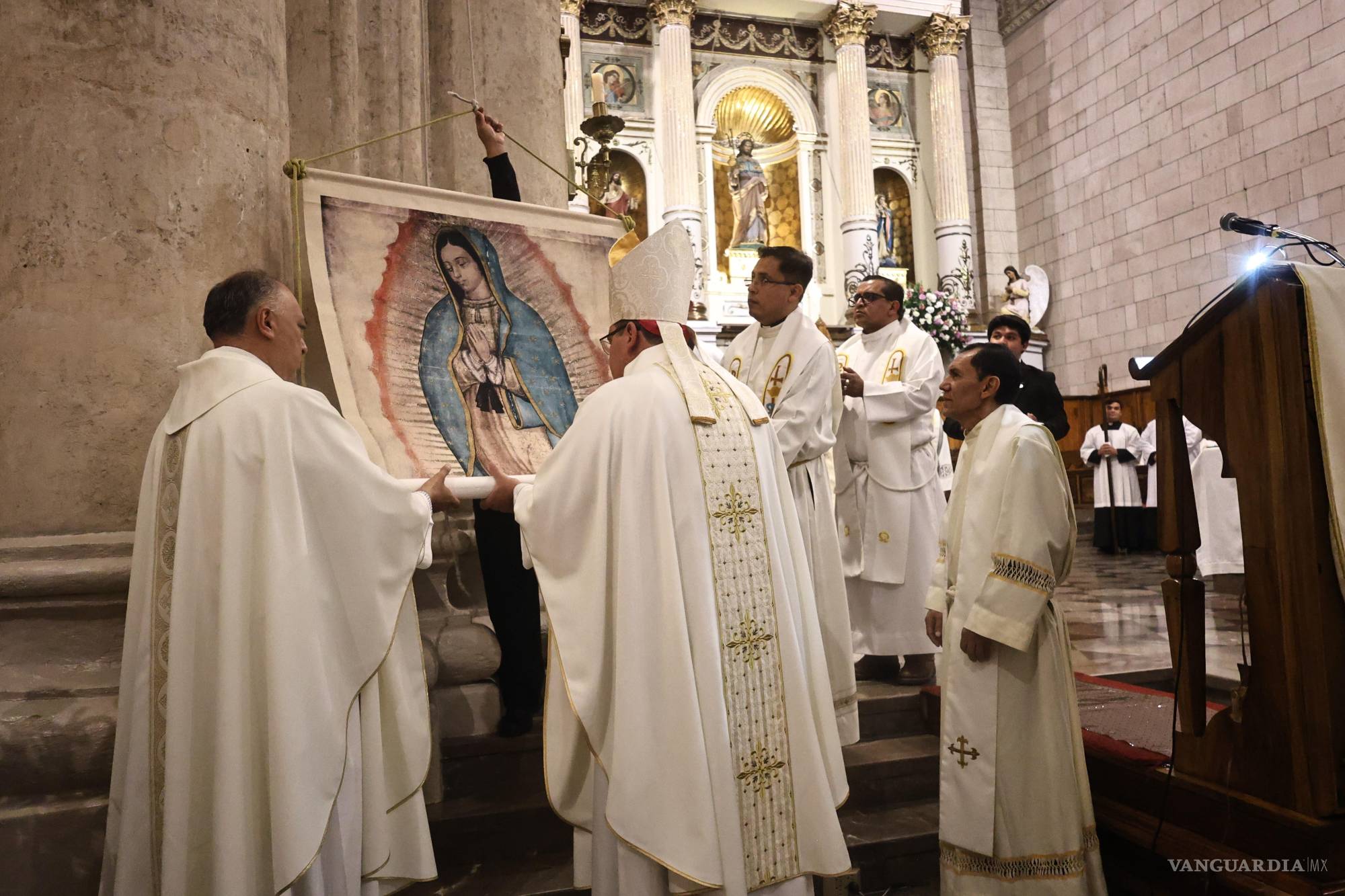 $!Entronizan réplica de la Tilma de la Virgen de Guadalupe.