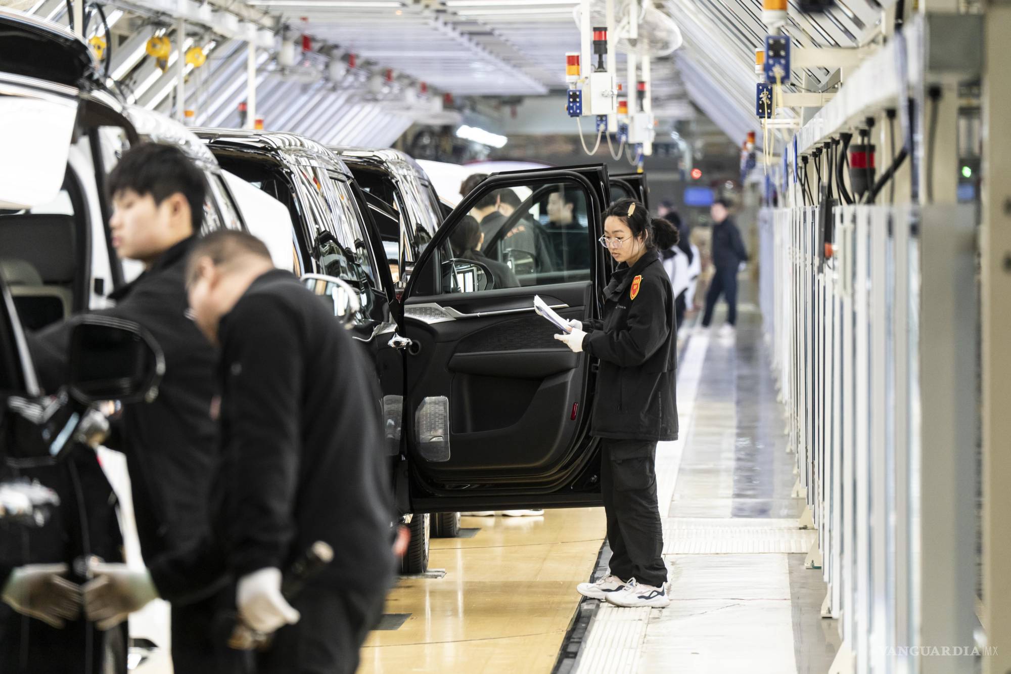 $!Trabajadores en la línea de producción de la fábrica de automóviles Zeekr en Ningbo, China, el 31 de marzo de 2025.