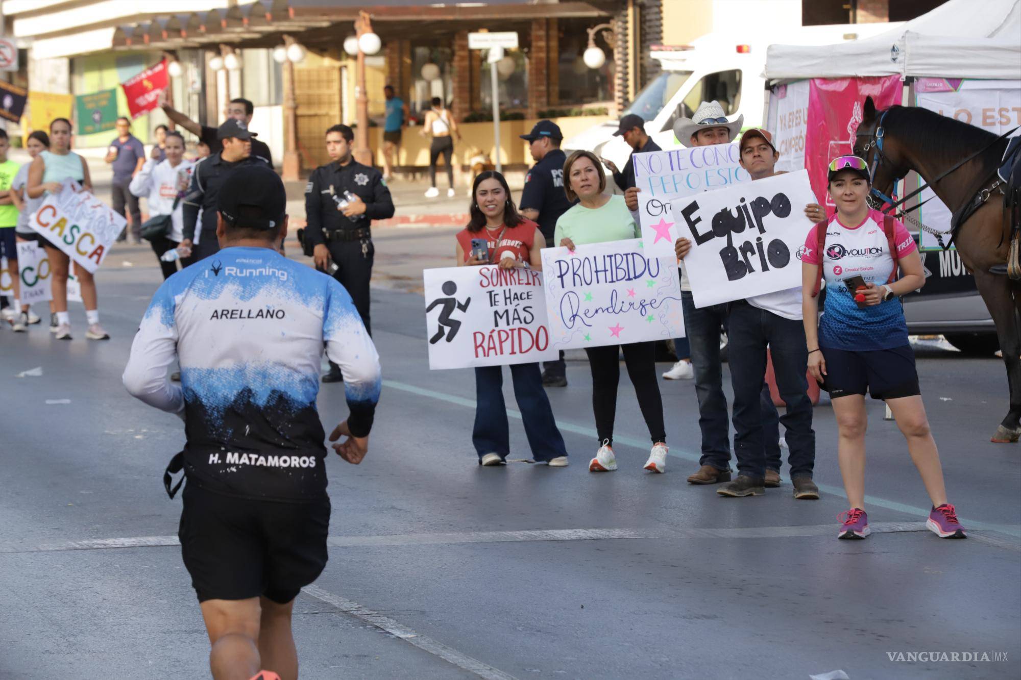 $!Asistentes de la carrera se reunieron en el kilometro 18 a alentar a los corredores.