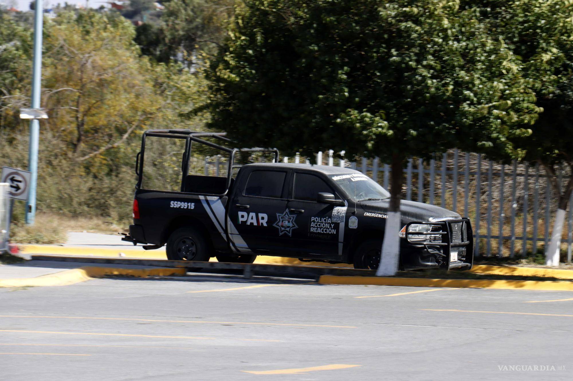 $!Se observó movimiento de patrullas y vehículos oficiales.