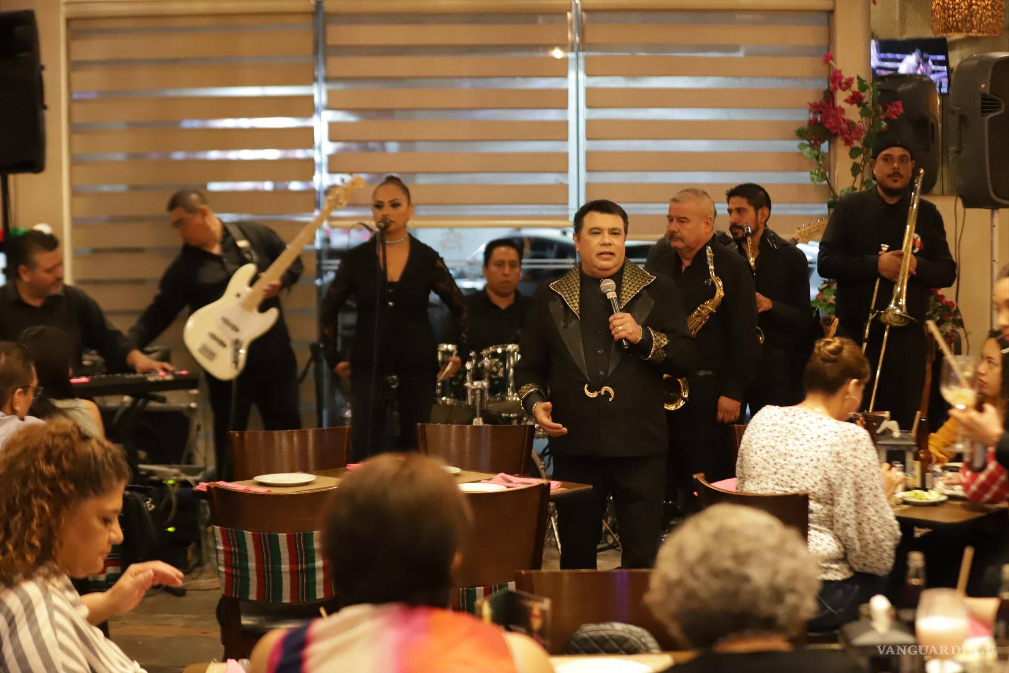 $!El público atento y entretenido disfruta de un raro espectáculo en vivo en un restaurante, mientras ‘La Sombra de Juan Gabriel’ lo entretiene.