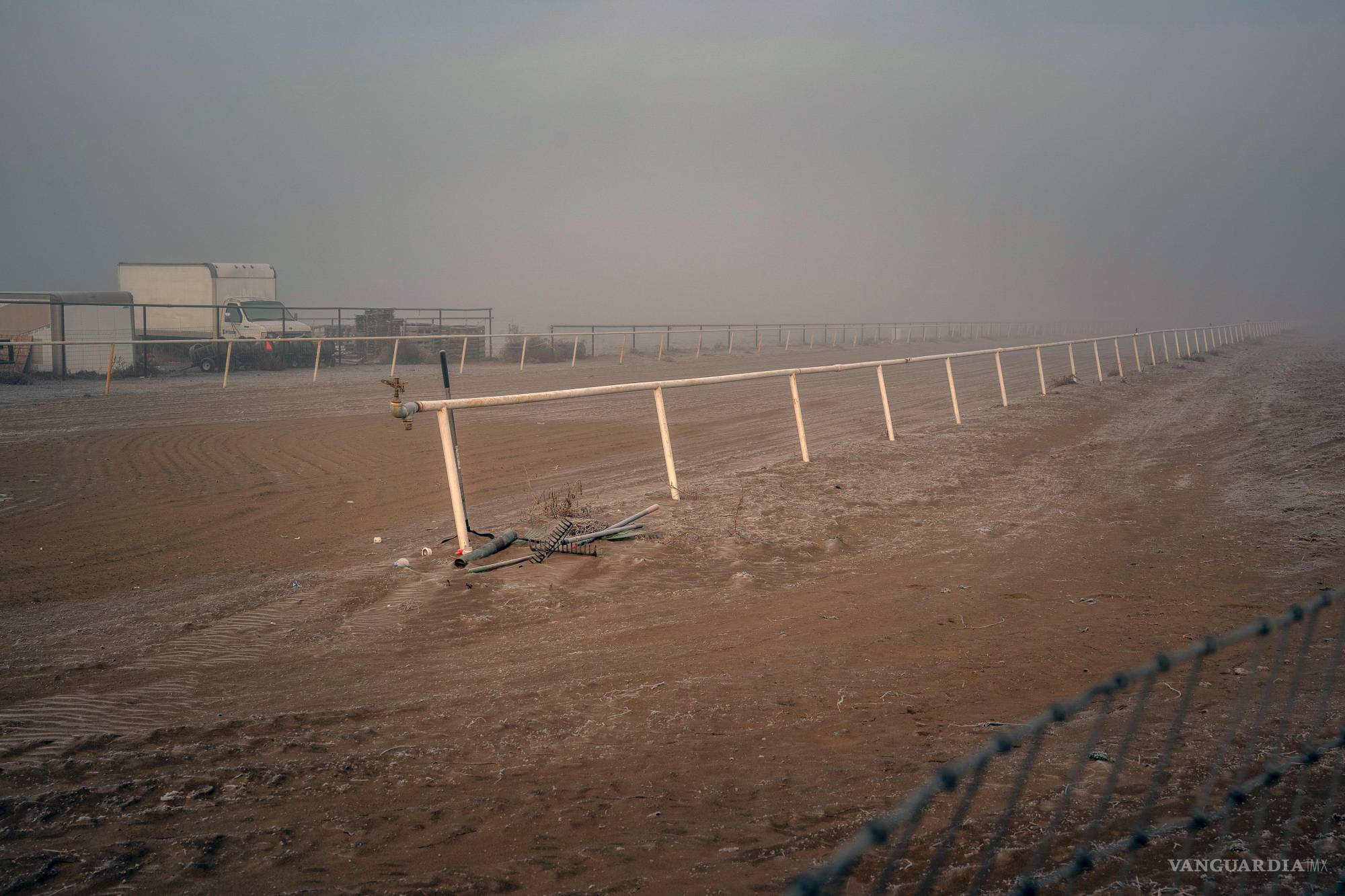 $!Nadie en Wilder le prestó mucha atención a la polvorienta pista de caballos en las afueras de la ciudad hasta que agentes federales la allanaron.