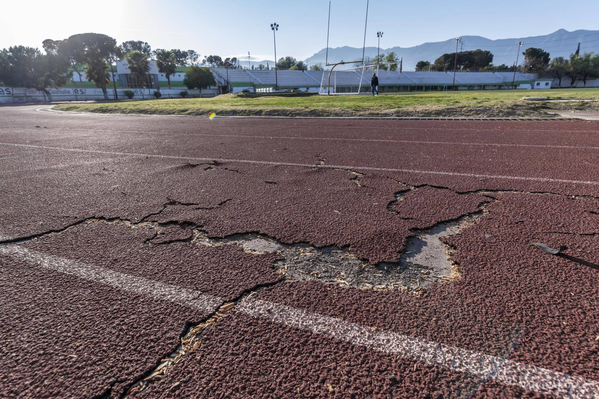 $!En algunos espacios de la pista se deja ver el concreto que hay debajo de ella.