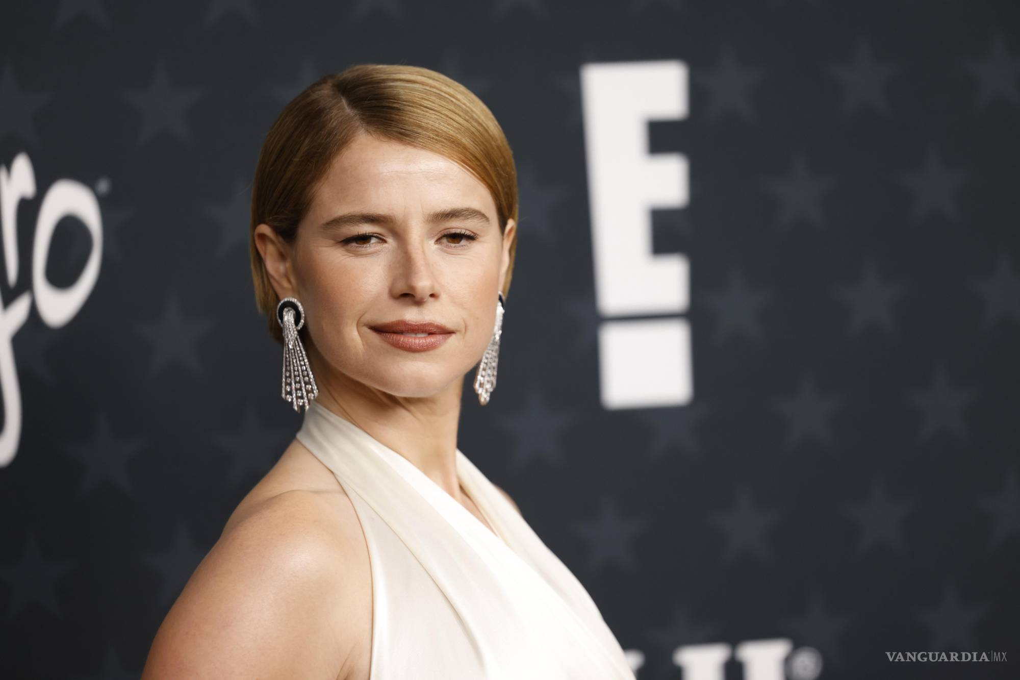 $!La actriz irlandesa Jessie Buckley en la alfombra roja de los Premios de la Crítica Cinematográfica, celebrada en el centro de eventos The Barker Hangar en Santa Mónica el pasado 4 de enero. (California, Estados Unidos). EFE/EPA/Jill Connelly.