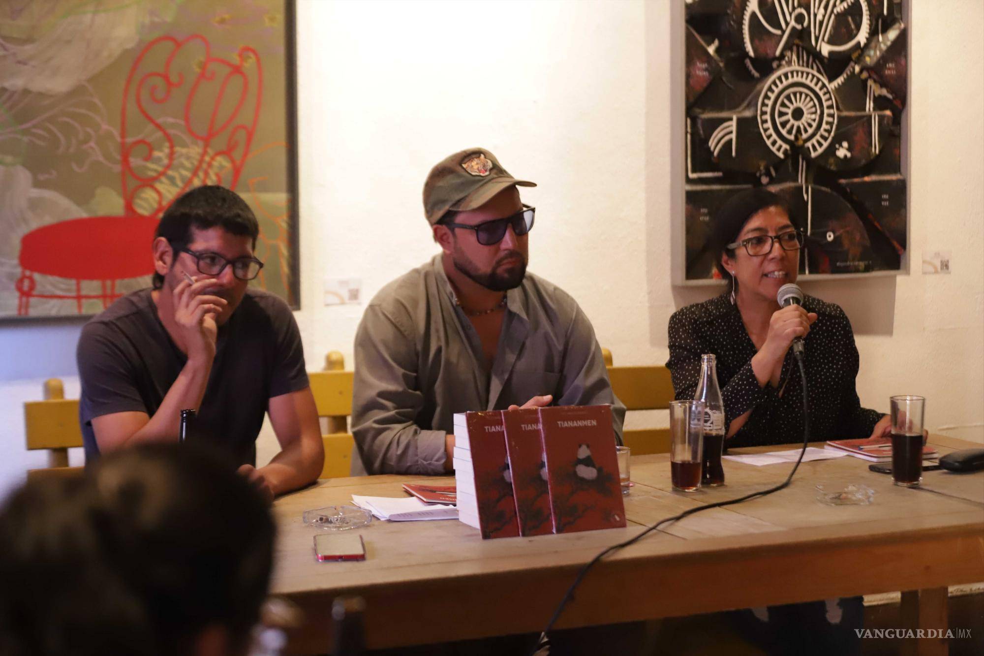 $!El poemario ‘Tiananmen’ se presentó en la Taberna El Cerdo de Babel.