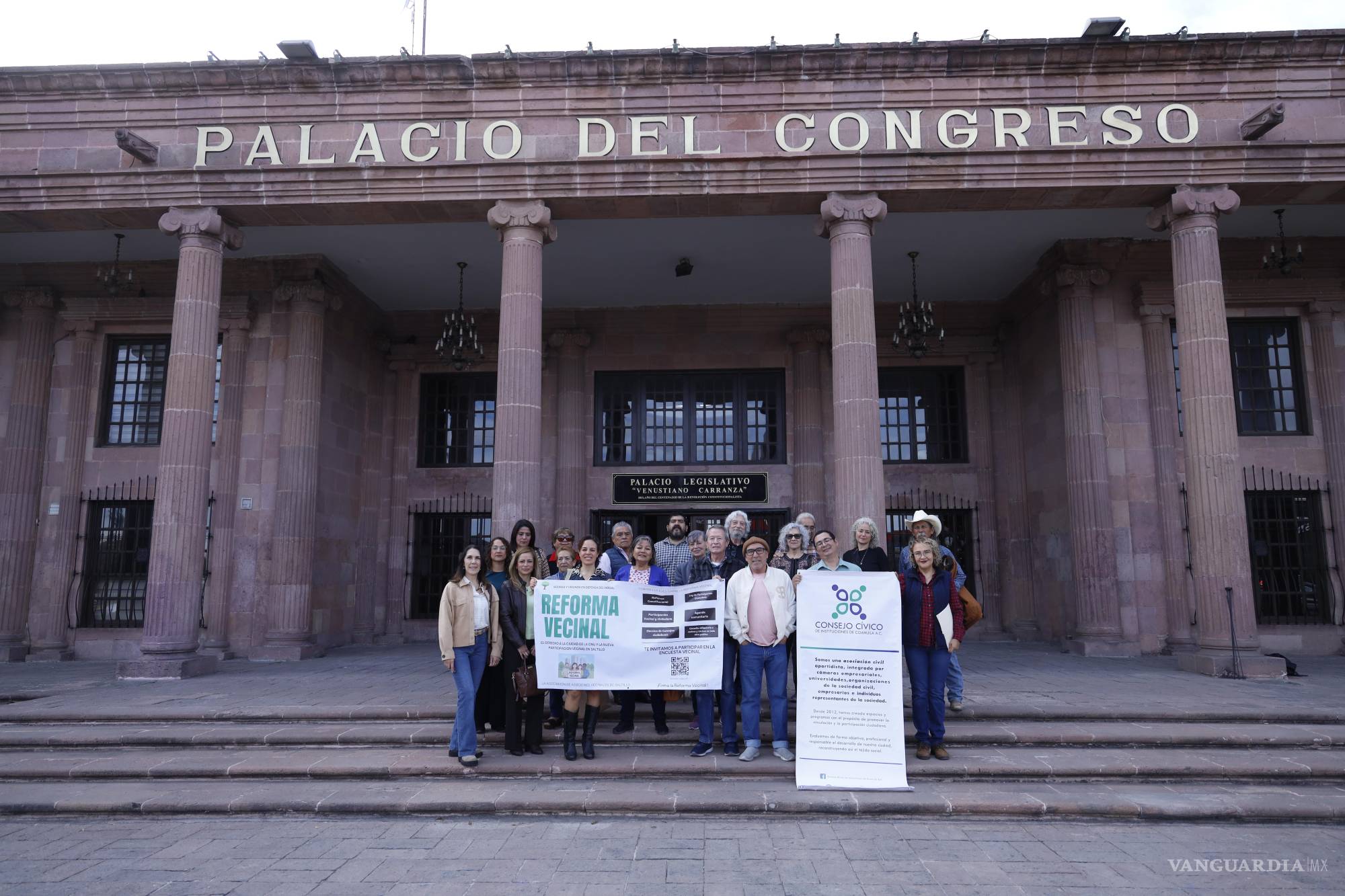 $!Ciudadanos organizados presentaron ante el Congreso del Estado una iniciativa de reforma que permite a vecinos ser parte de las decisiones.