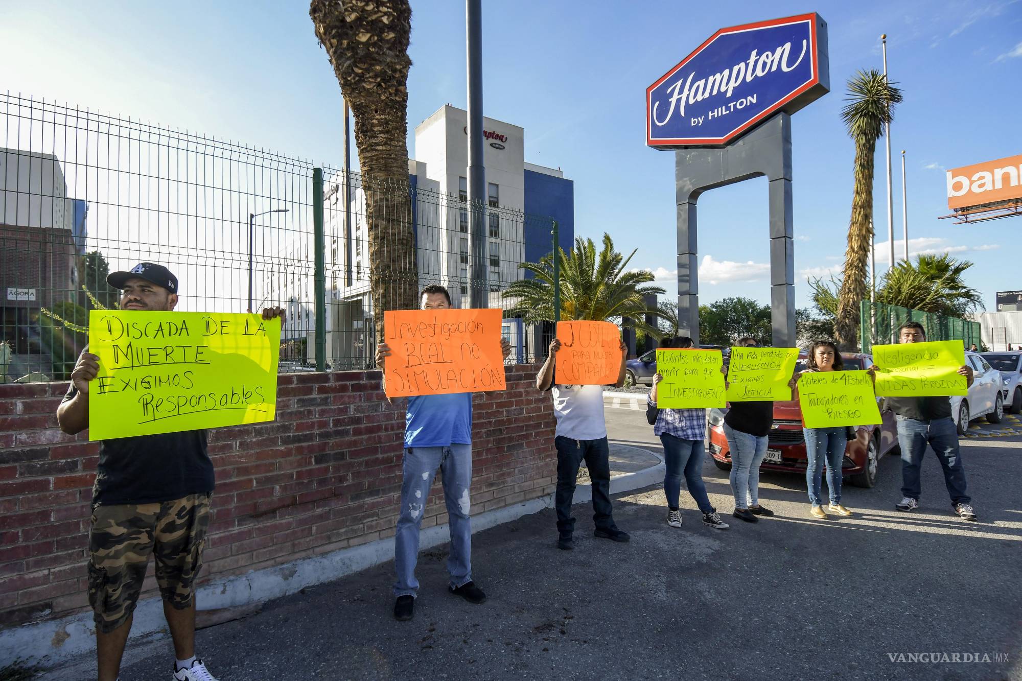$!Compañeros y familiares de una persona que falleció luego de consumir alimentos en el hotel donde trabajaba se manifestaron para exigir investigación en el caso. Miles de automovilistas en V. Carranza padecieron por unos minutos el cierre de la principal vialidad de la ciudad.
