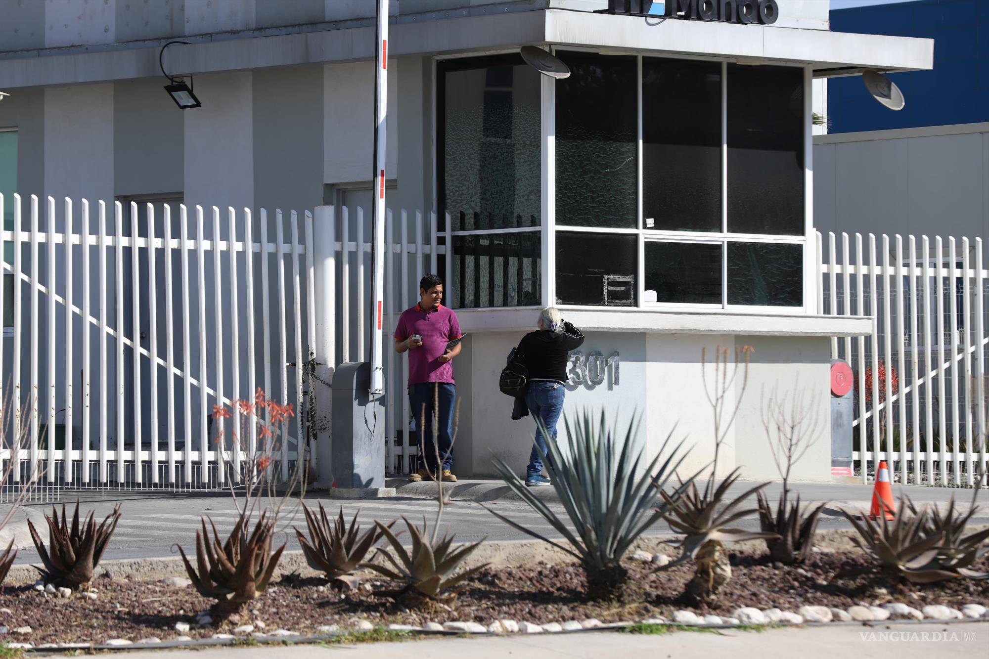 $!Una mujer que intentó ingresar a HL Mando para poner su renuncia, no pudo hacerlo pues los accesos estaban encadenados.