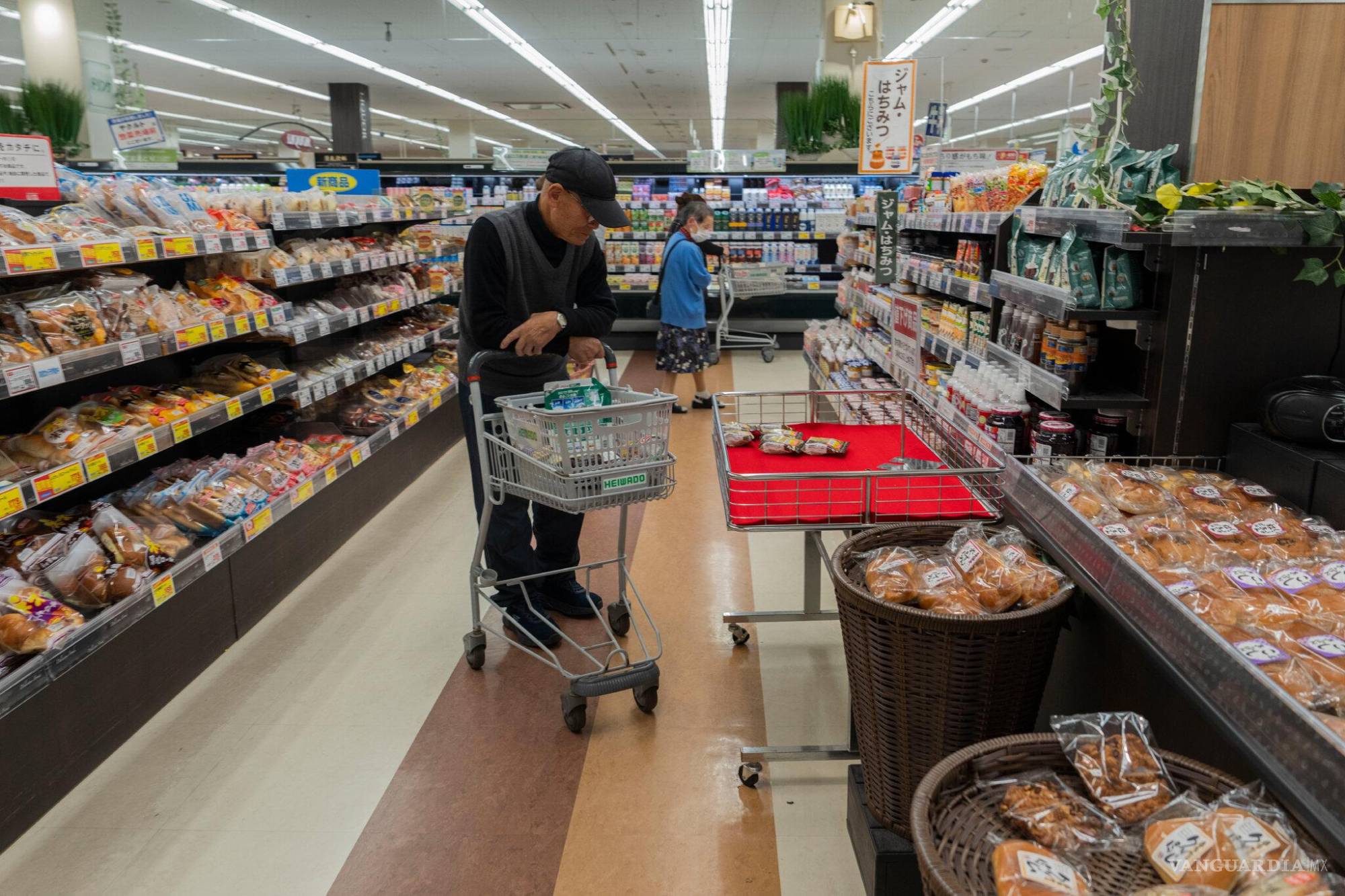 $!En Japón, el envejecimiento de la población y el fin de la era de tipos de interés bajos amenazan la estabilidad económica de las familias, mientras el gobierno busca equilibrar el gasto social con una deuda pública sin precedentes.