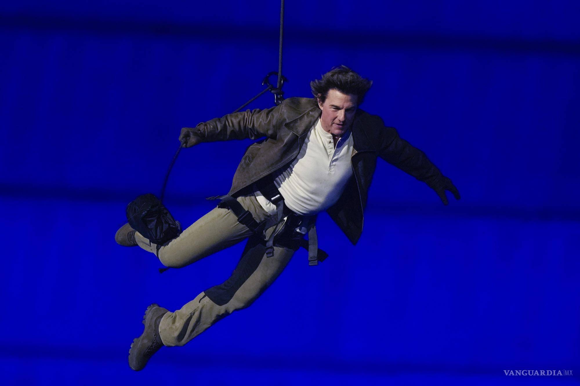 $!El actor Tom Cruise recogió la bandera olímpica de manos de Simone Biles, iniciando el viaje simbólico hacia Los Ángeles 2028.