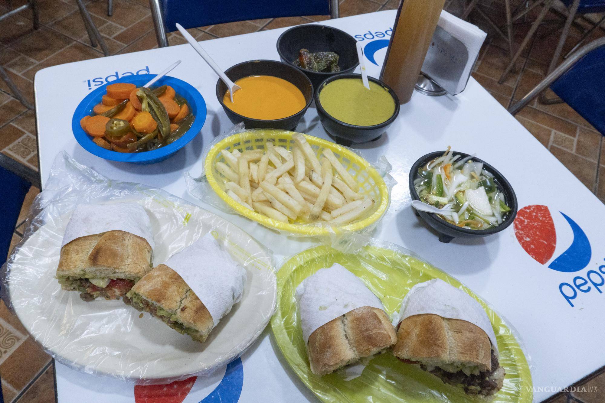 $!Las tortas son tan grandes, que deben partirse por la mitad para disfrutarse adecuadamente.