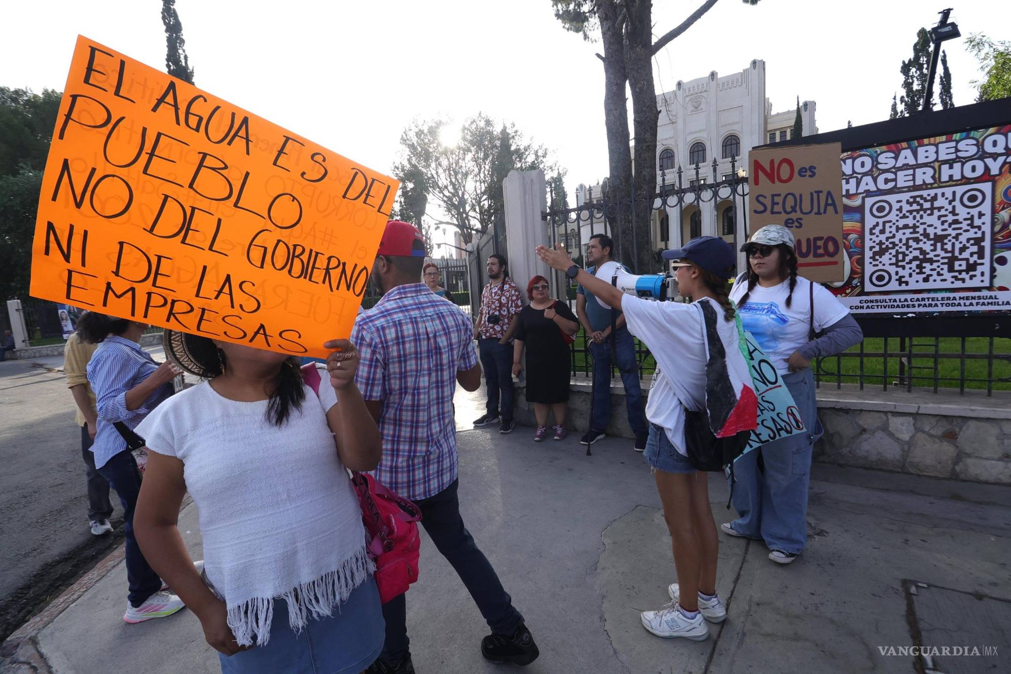 $!Con consignas como “El agua es del pueblo”, ciudadanos exigen la remunicipalización del servicio en Saltillo.