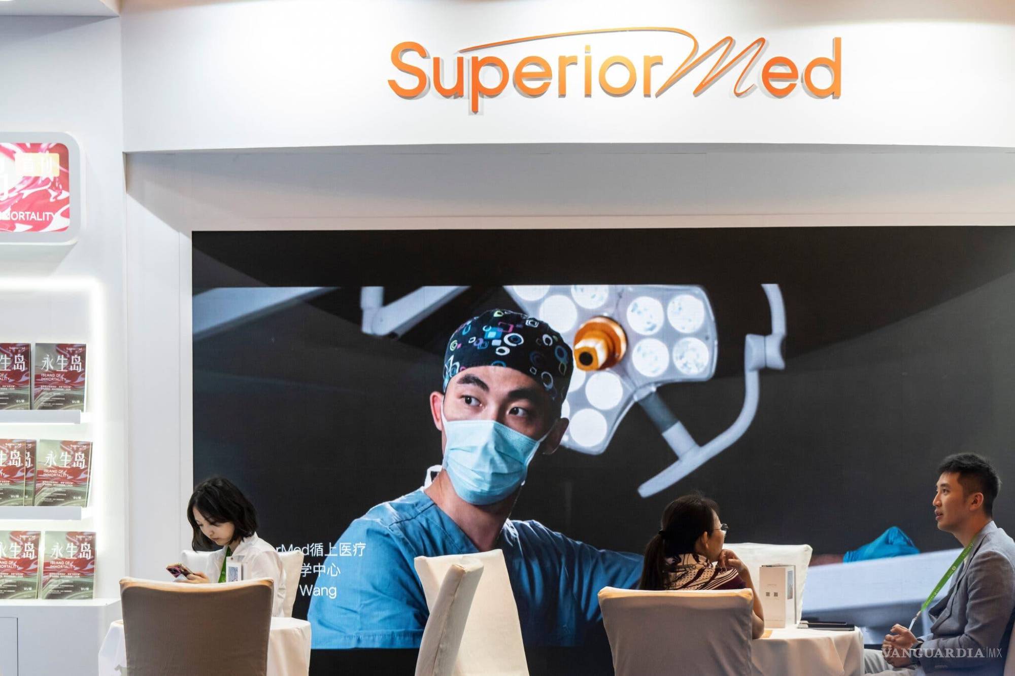 $!Un puesto de venta de “islas de la inmortalidad” en una conferencia sobre longevidad y antienvejecimiento celebrada en septiembre en Shanghái.