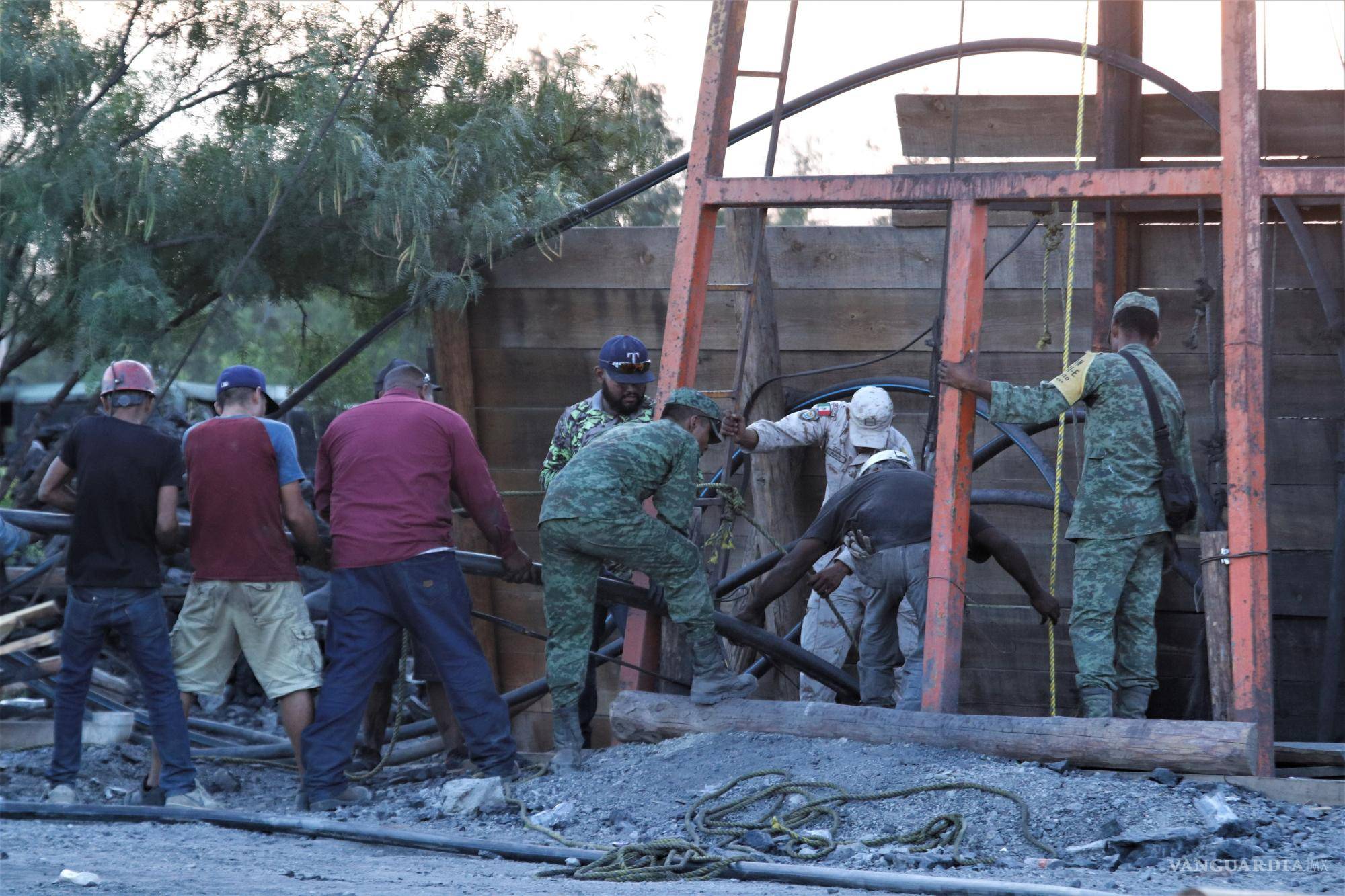 $!Los rostros de la esperanza y la incertidumbre de los familiares de los mineros de ‘El Pinabete’ en Sabinas