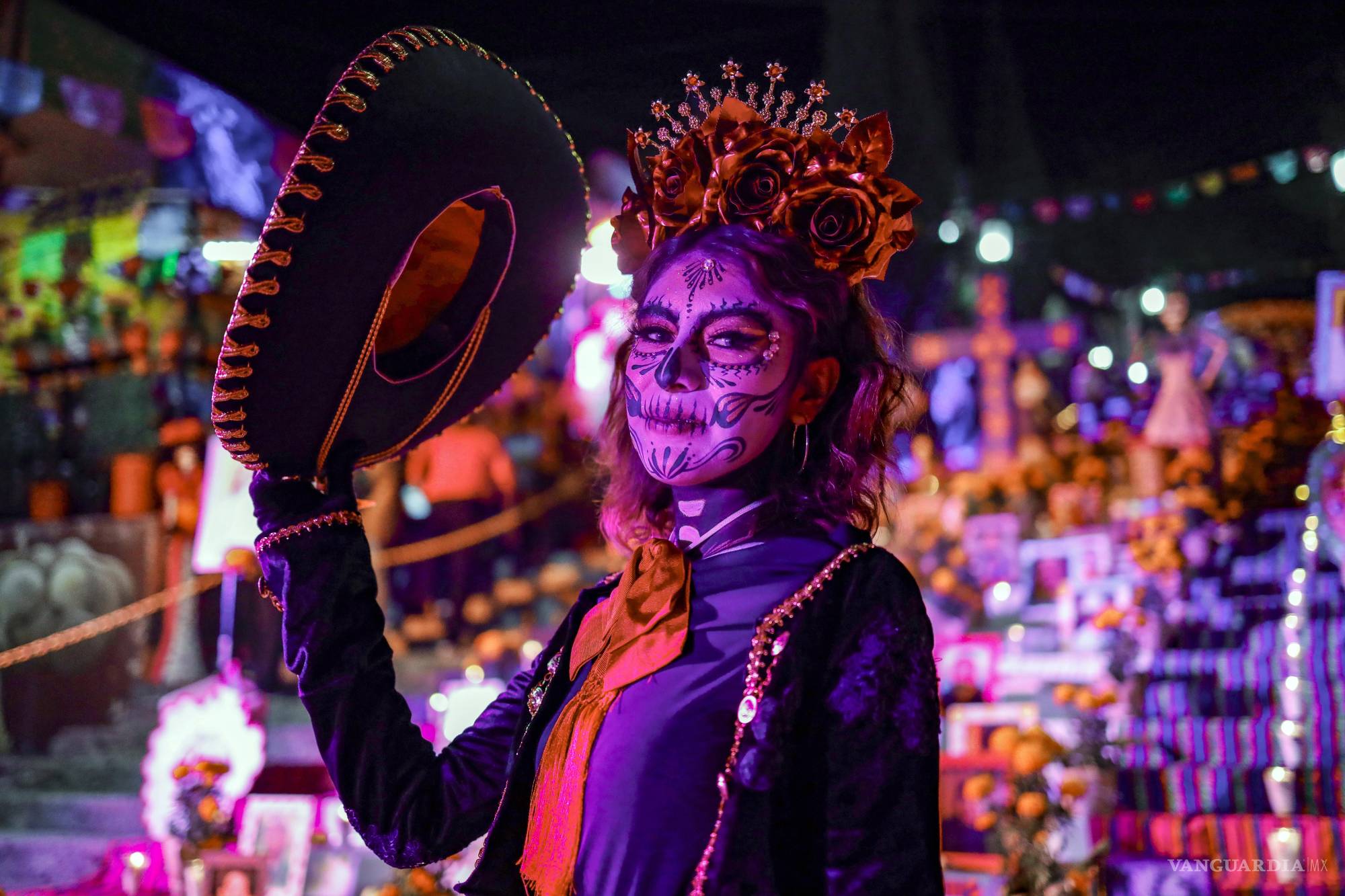 $!El magno altar de Muertos que se realiza en la Escalinata de Santa Anita se ha vuelto una tradición entre los vecinos e instituciones cercanas.