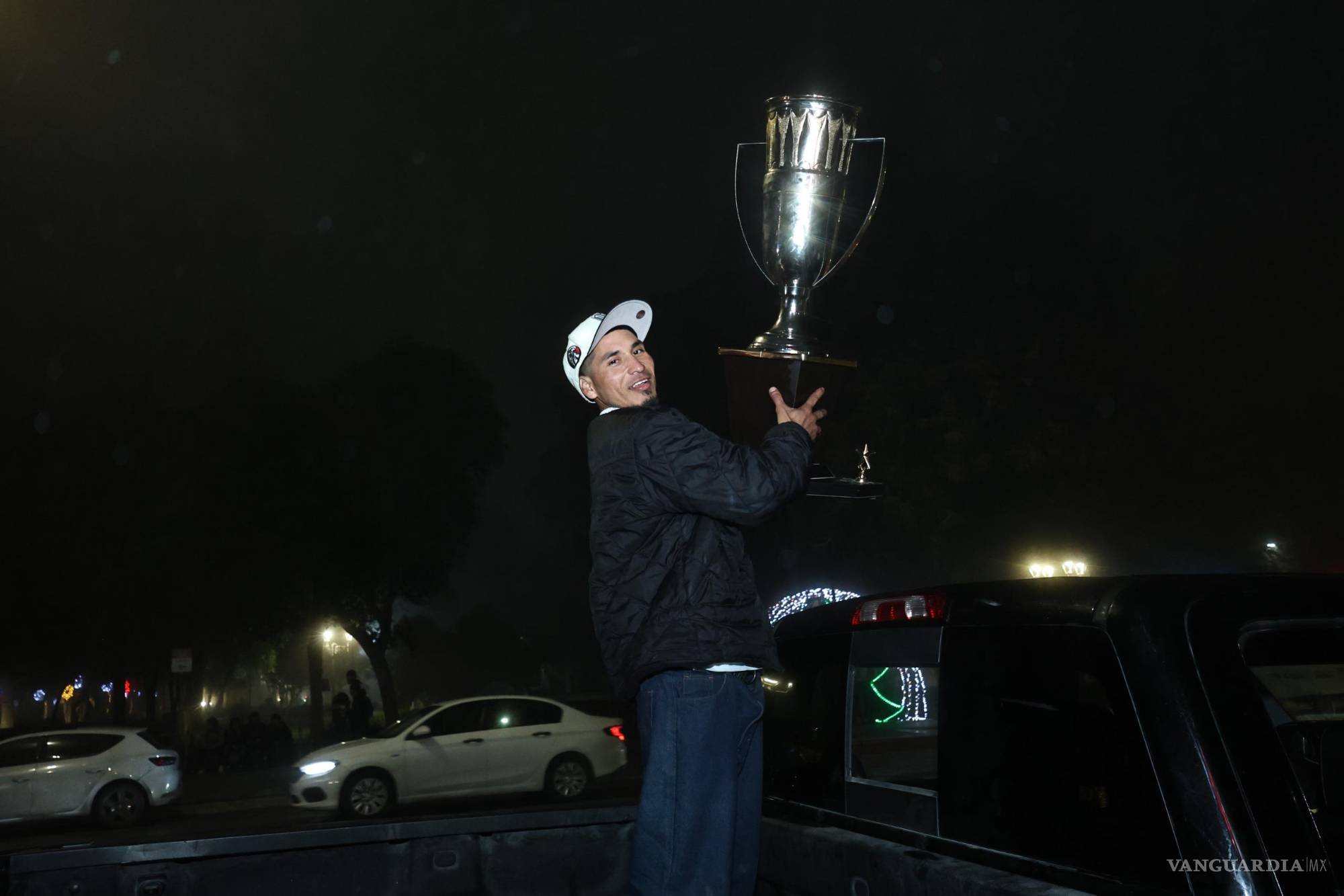 $!Aficionados de Tigres se sumaron de manera pacífica a la celebración del título del Toluca.