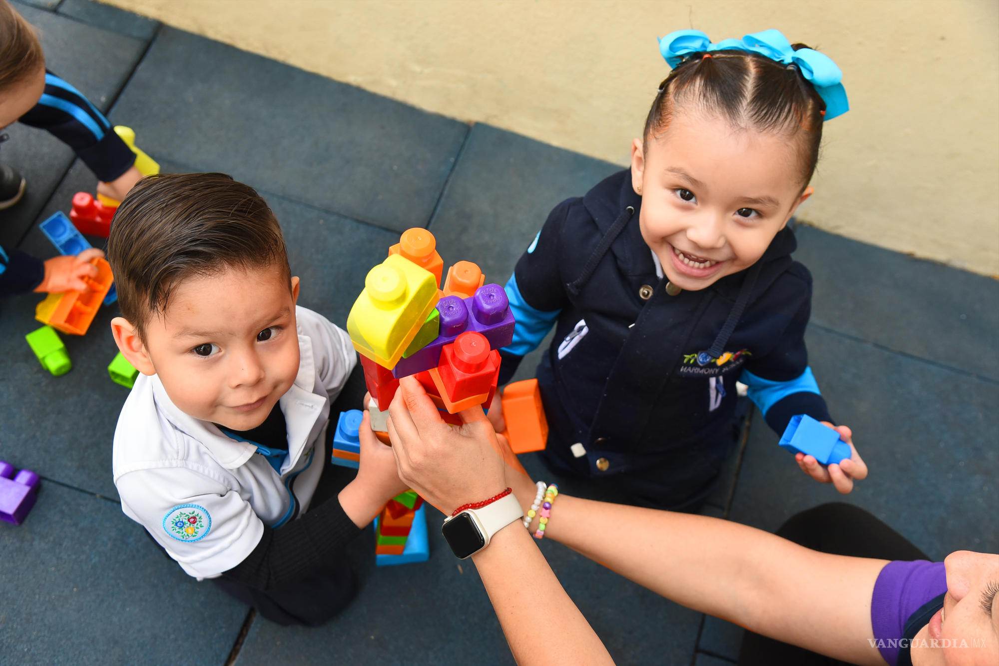 $!Amor y crecimiento: trascendiendo la sobreprotección para fortalecer a nuestros hijos. Fomentar la socialización fuera de la burbuja familiar es clave para su desarrollo integral.