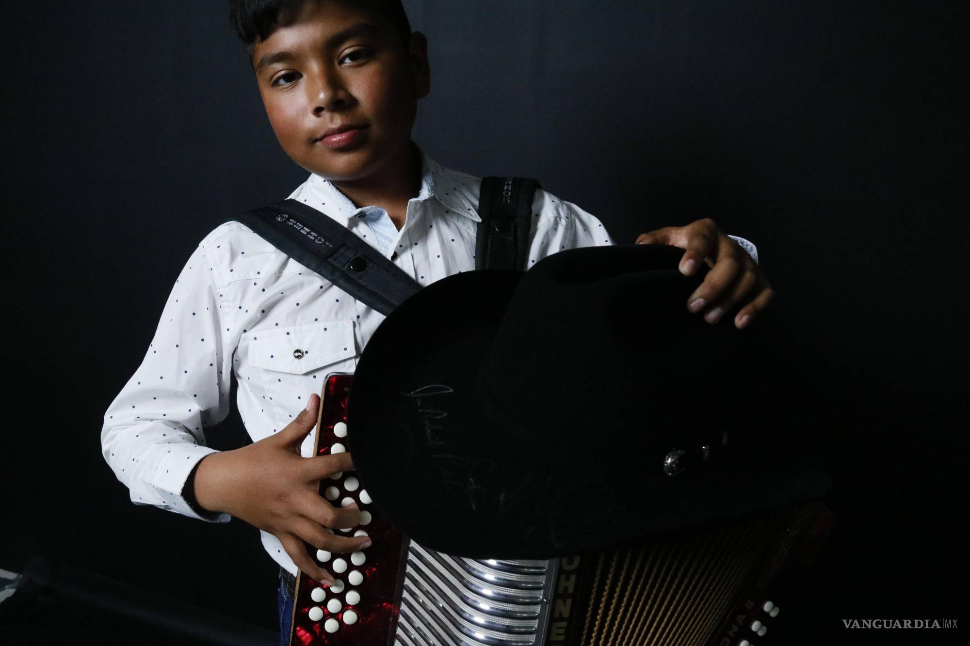 $!Conoce a Edgar, el niño acordeonista que tocó junto a Bobby Pulido en Saltillo