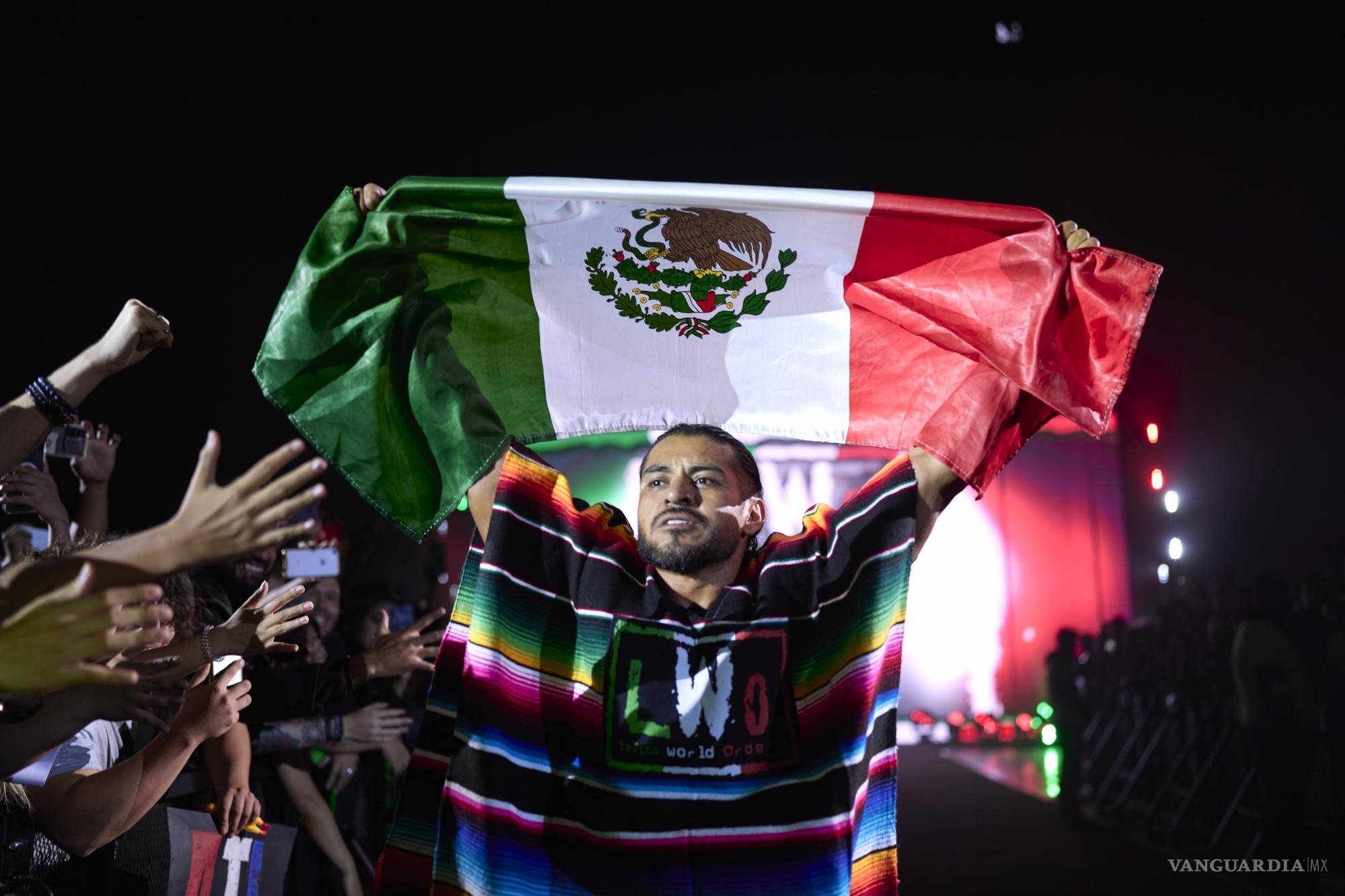 $!Si alguien estuvo orgulloso de portar la bandera de México, en la Arena, fue Santos Escobar.