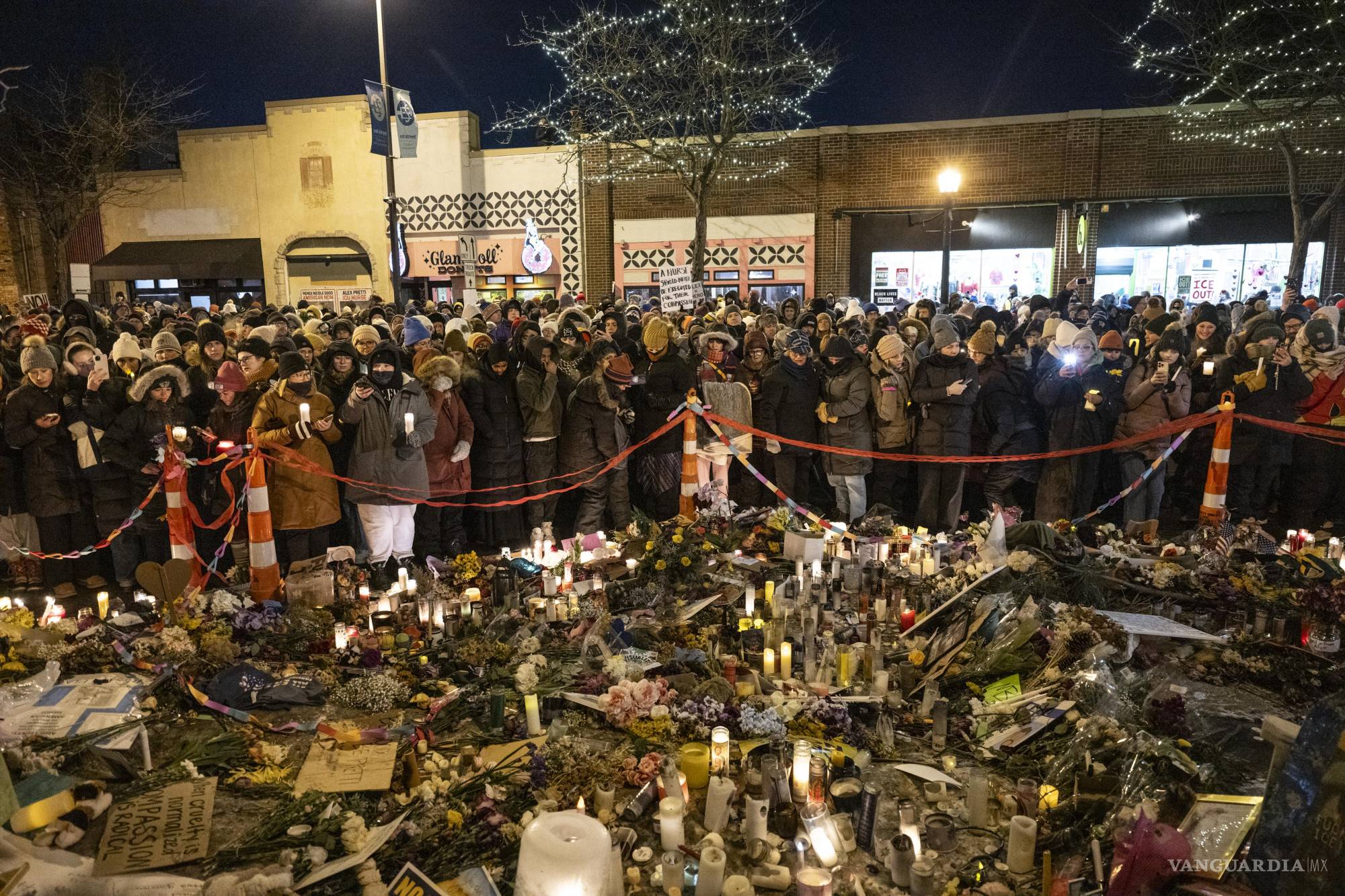 $!Los dolientes celebran una vigilia con velas en memoria de Renee Good y Alex Pretti en Minneapolis.