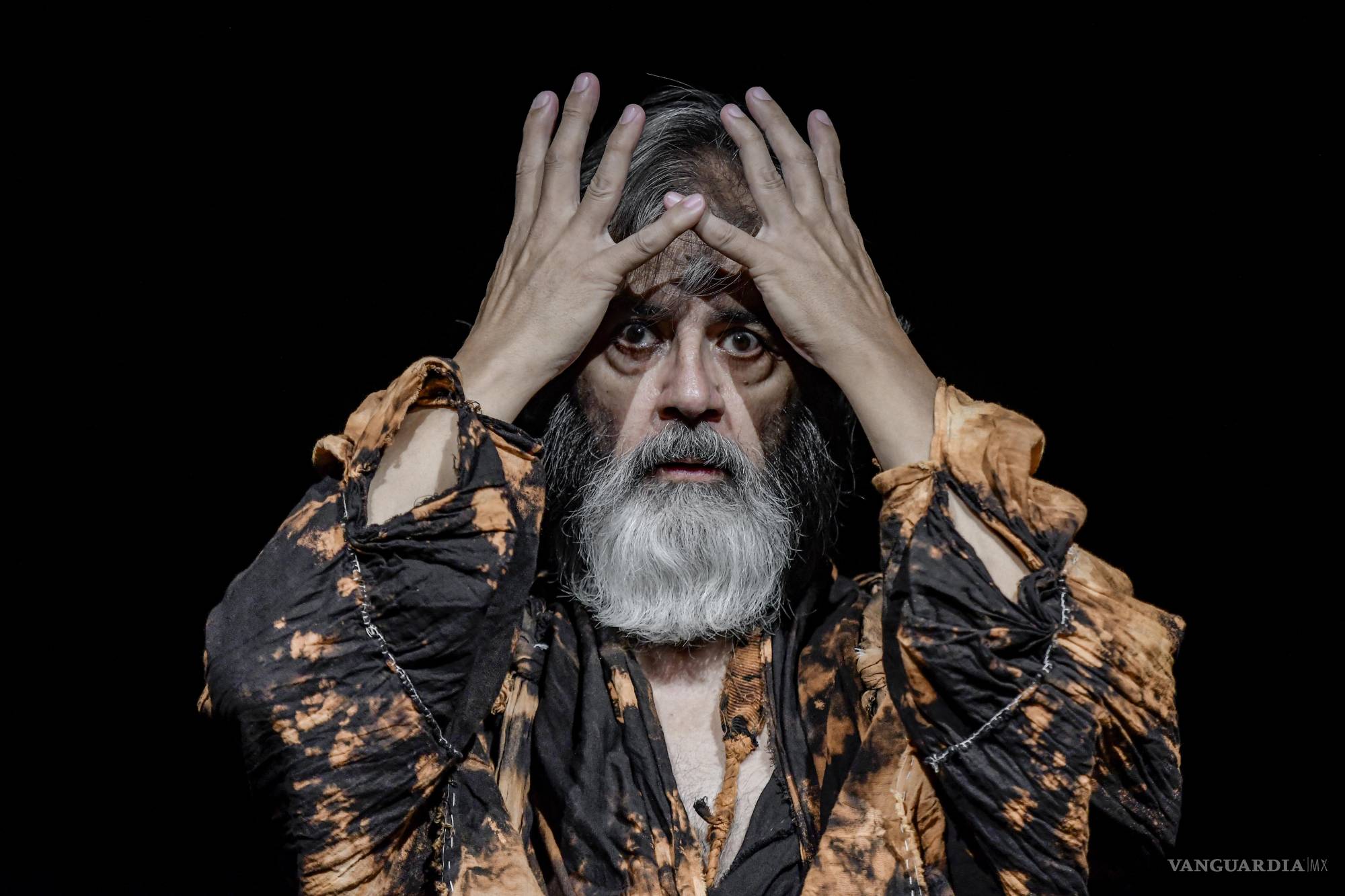 Juan Antonio Villarreal celebra 40 años como actor con un monólogo que rinde tributo a Shakespeare en Saltillo