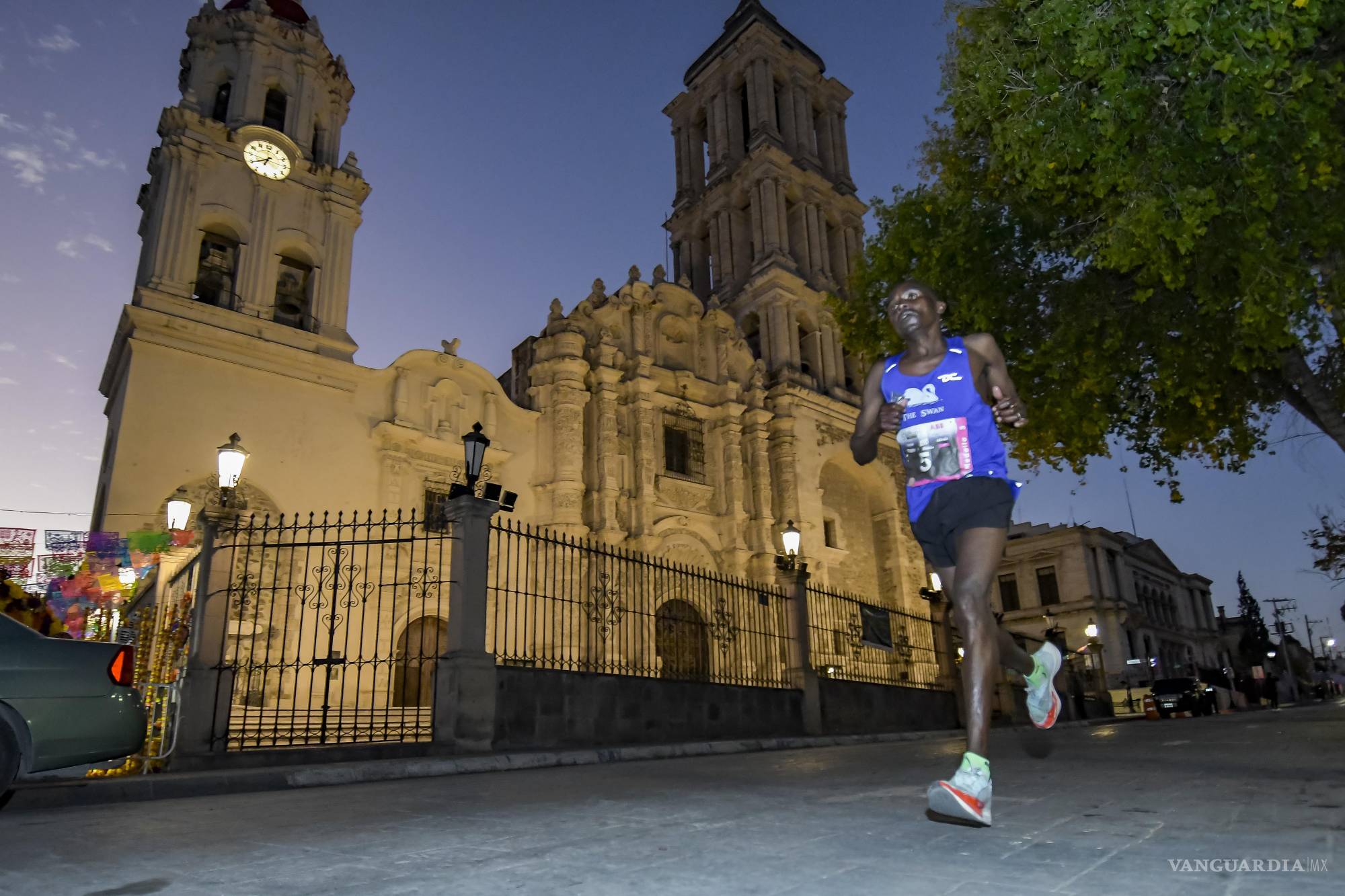 $!Más de mil corredores participaron en la cuarta edición del Maratón Saltillo La Moderna.