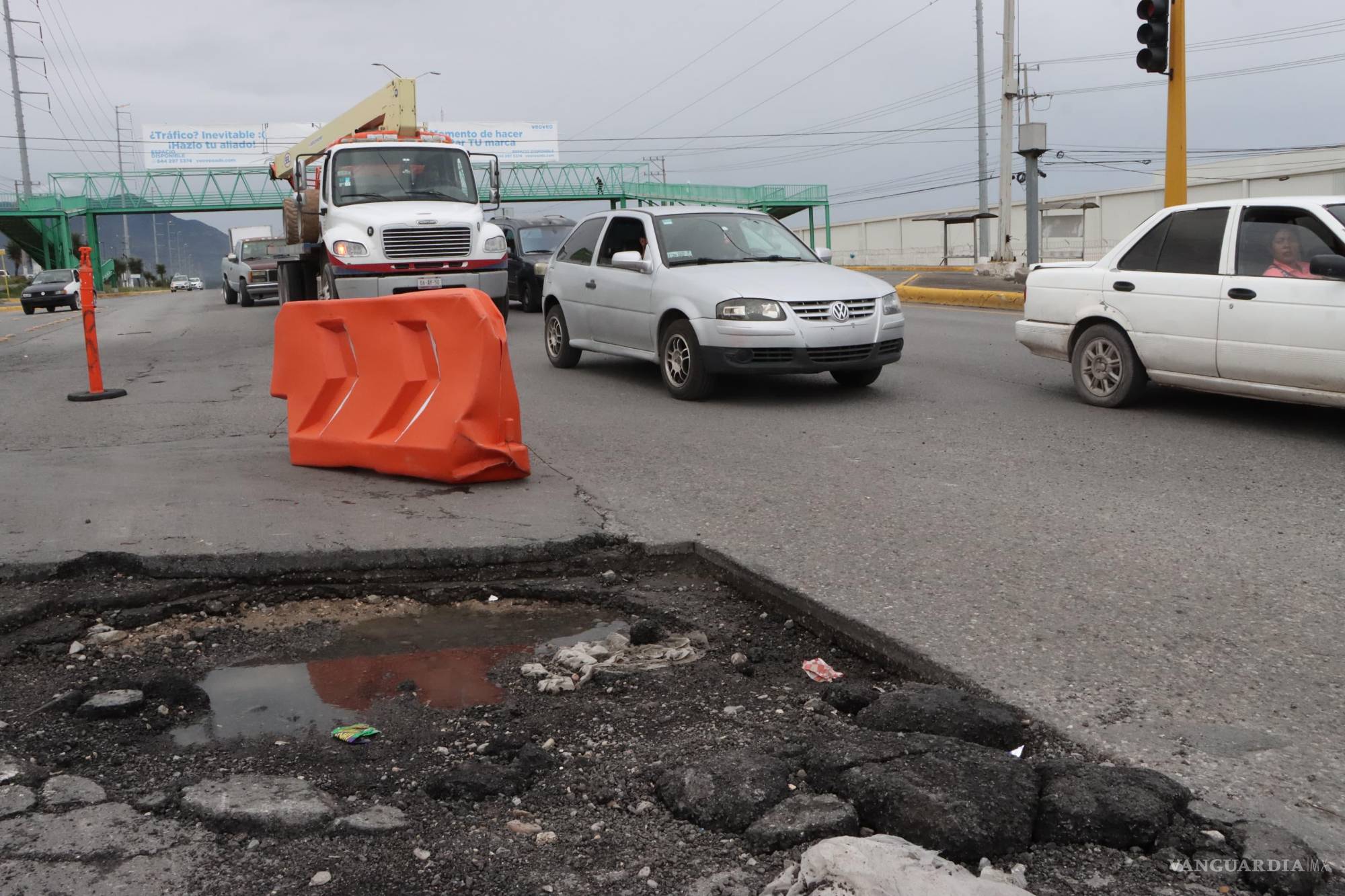 $!Cuadrillas trabajan desde temprano para restablecer la circulación en la zona.