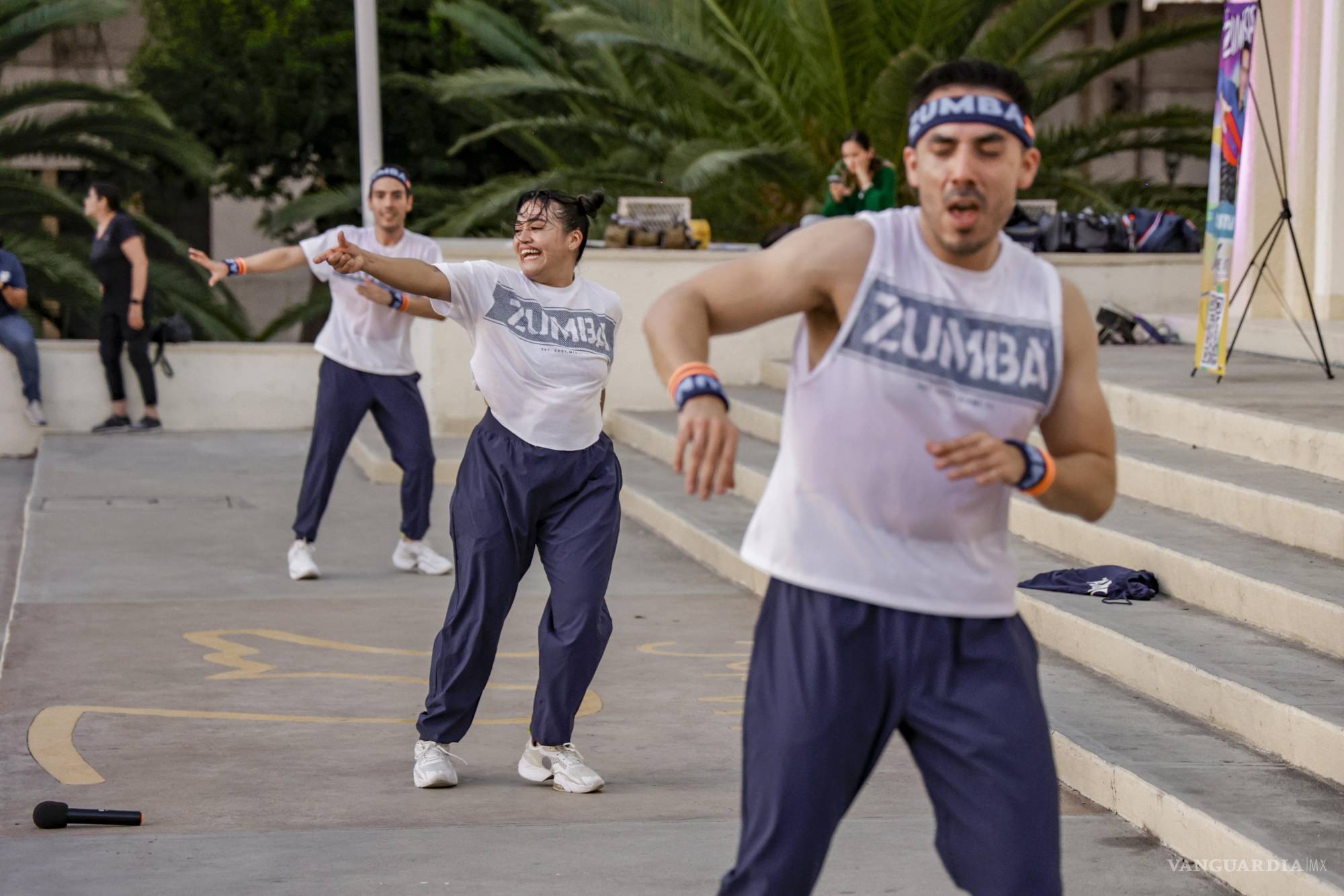 $!Entre música, risas y pasos coordinados, los instructores voluntarios motivan a los asistentes con entusiasmo y experiencia.
